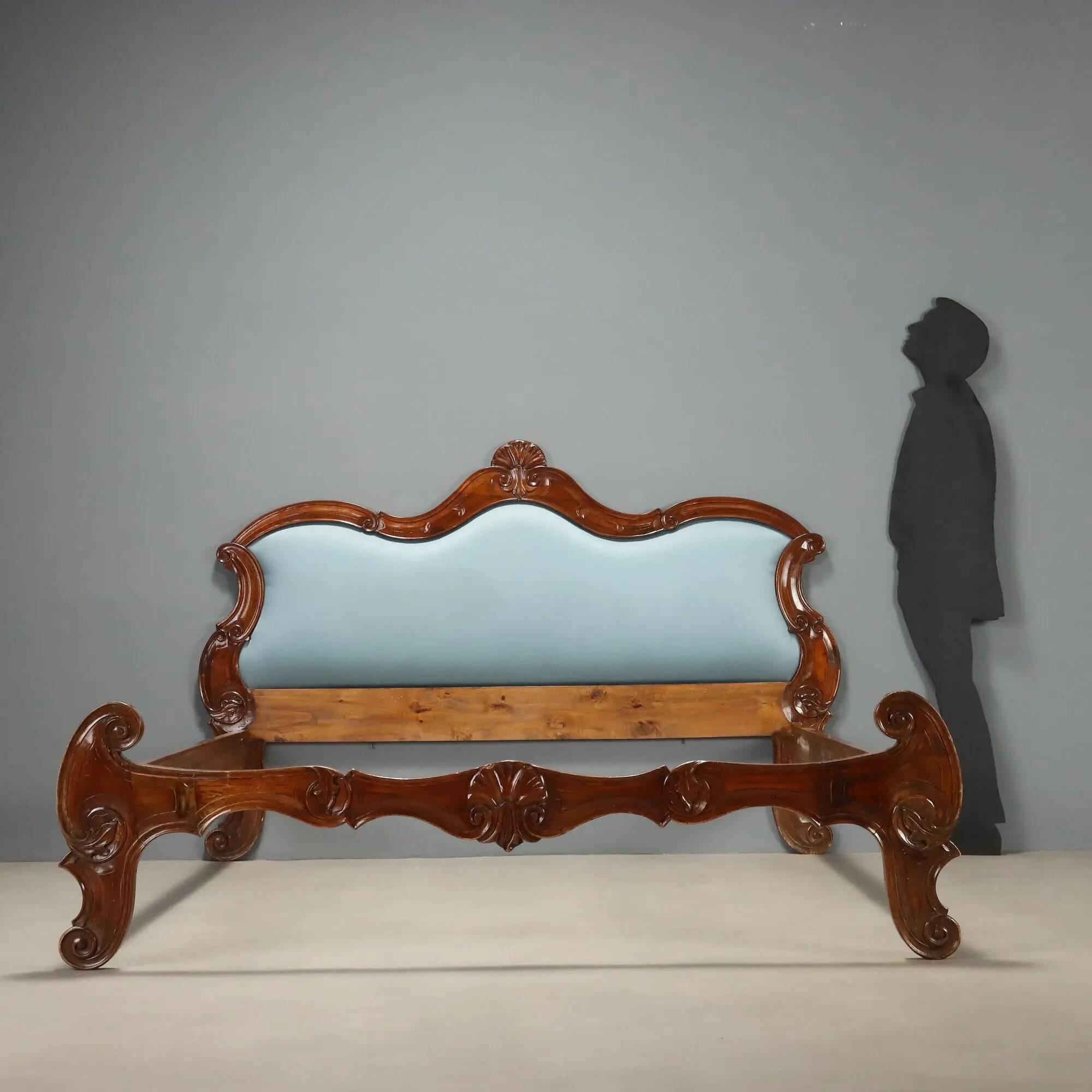 Antique Louis-Philippe bed in carved walnut, Italy, 19th century.