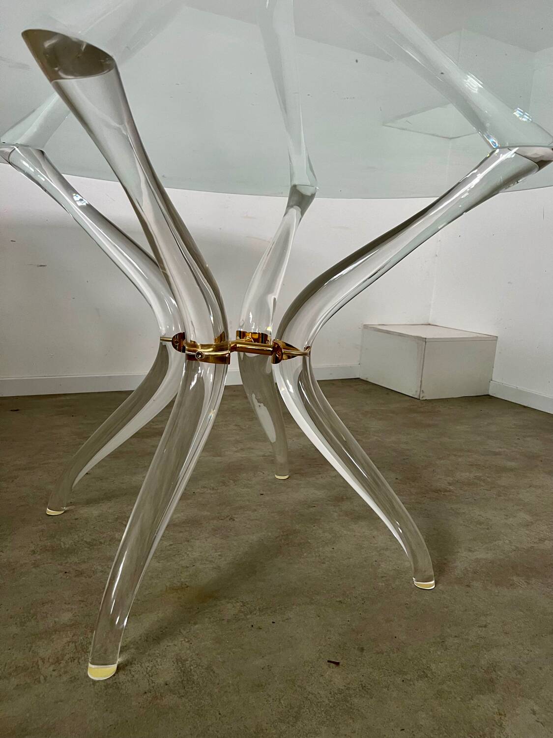 Venice model round dining table from Madelia by Paris Altuglas foot