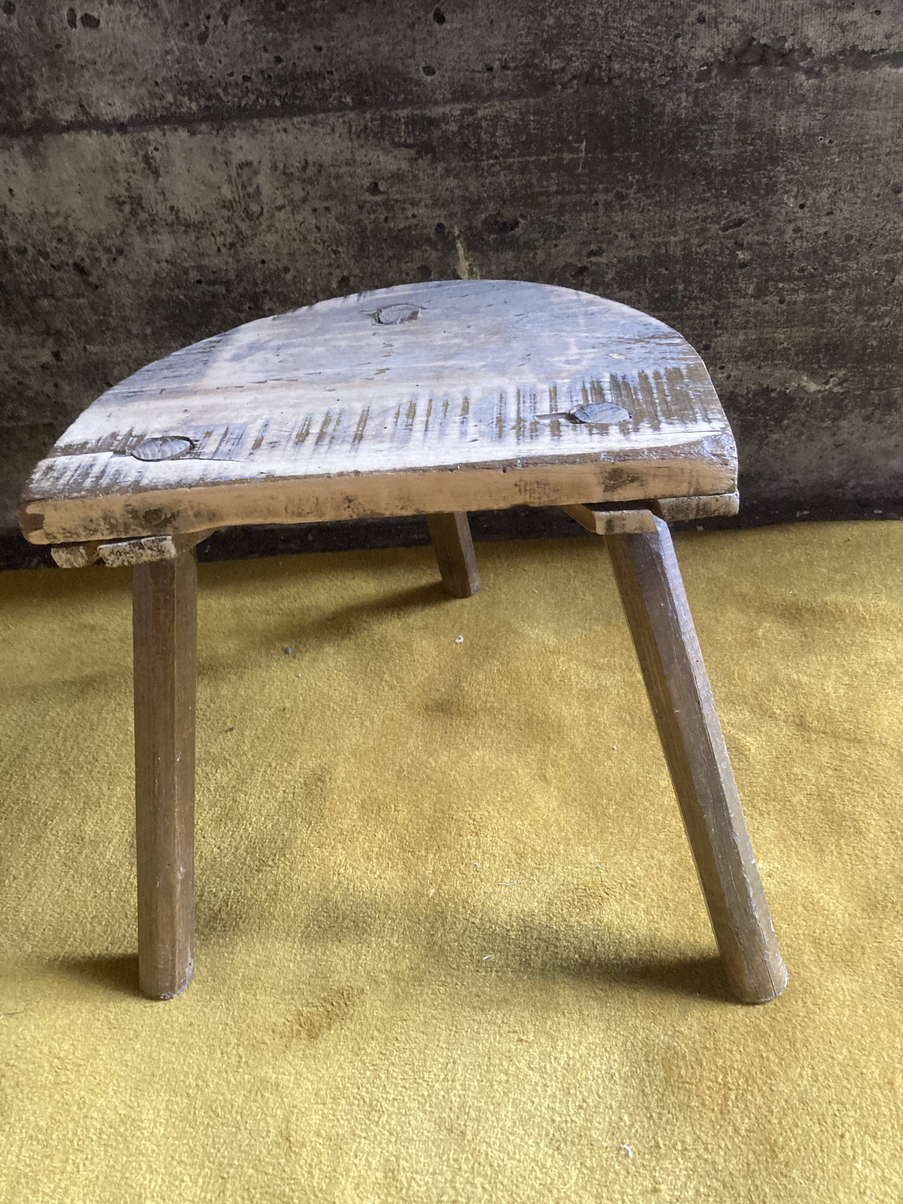 Tabouret tripode de traite patine vieilli
