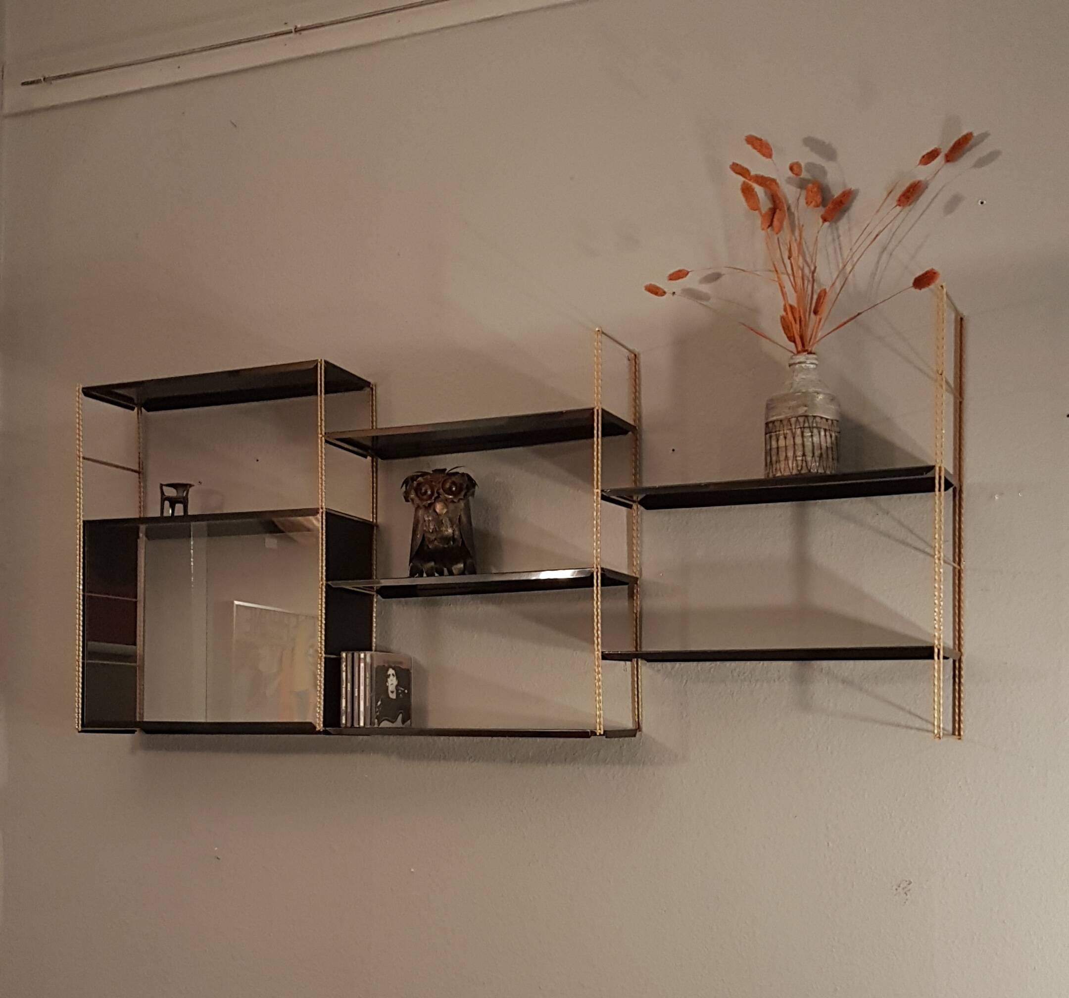 Tomado style wall shelf