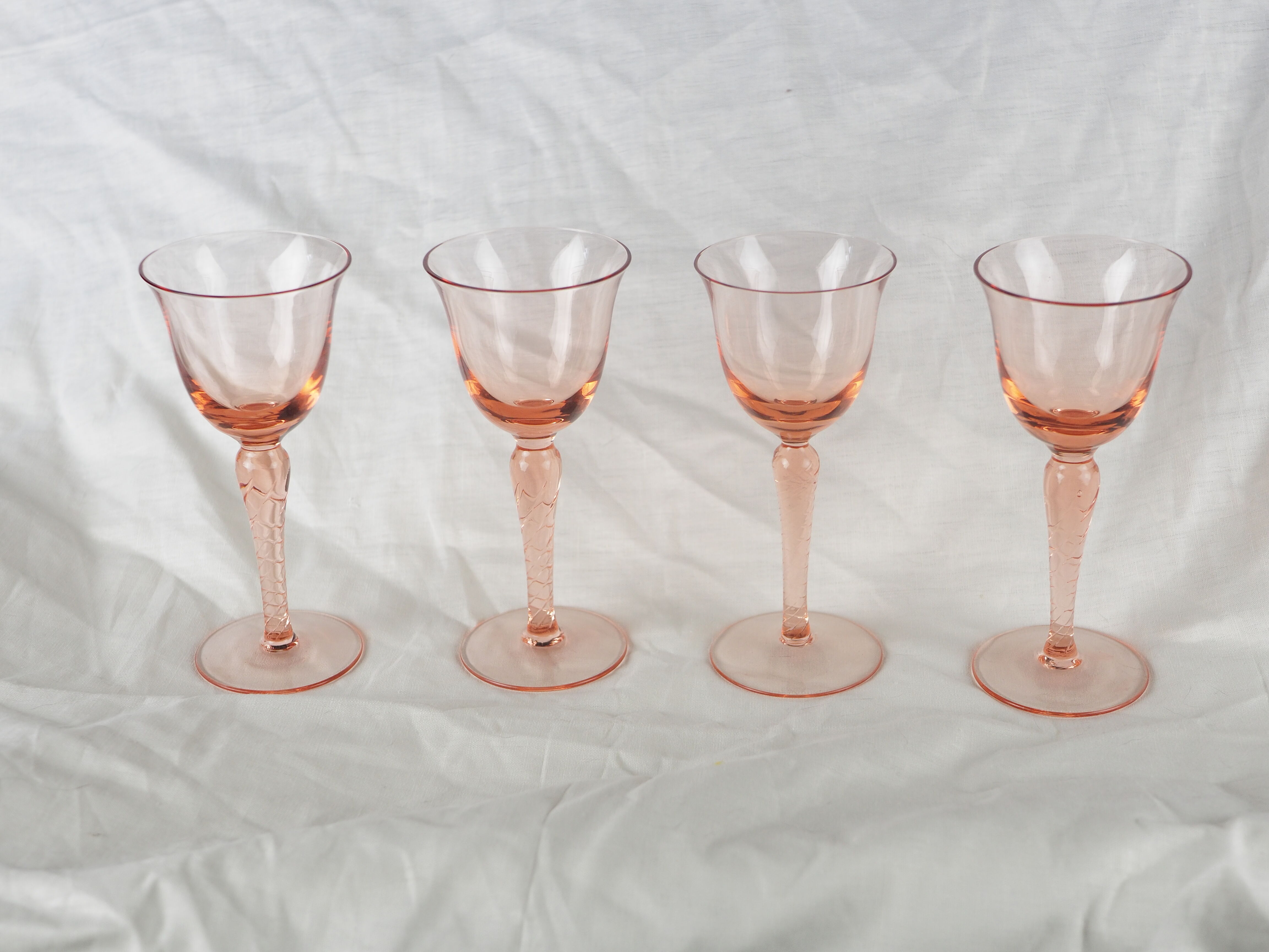 Set of 4 pink rosé glasses with twisted foot - 70s / 80s