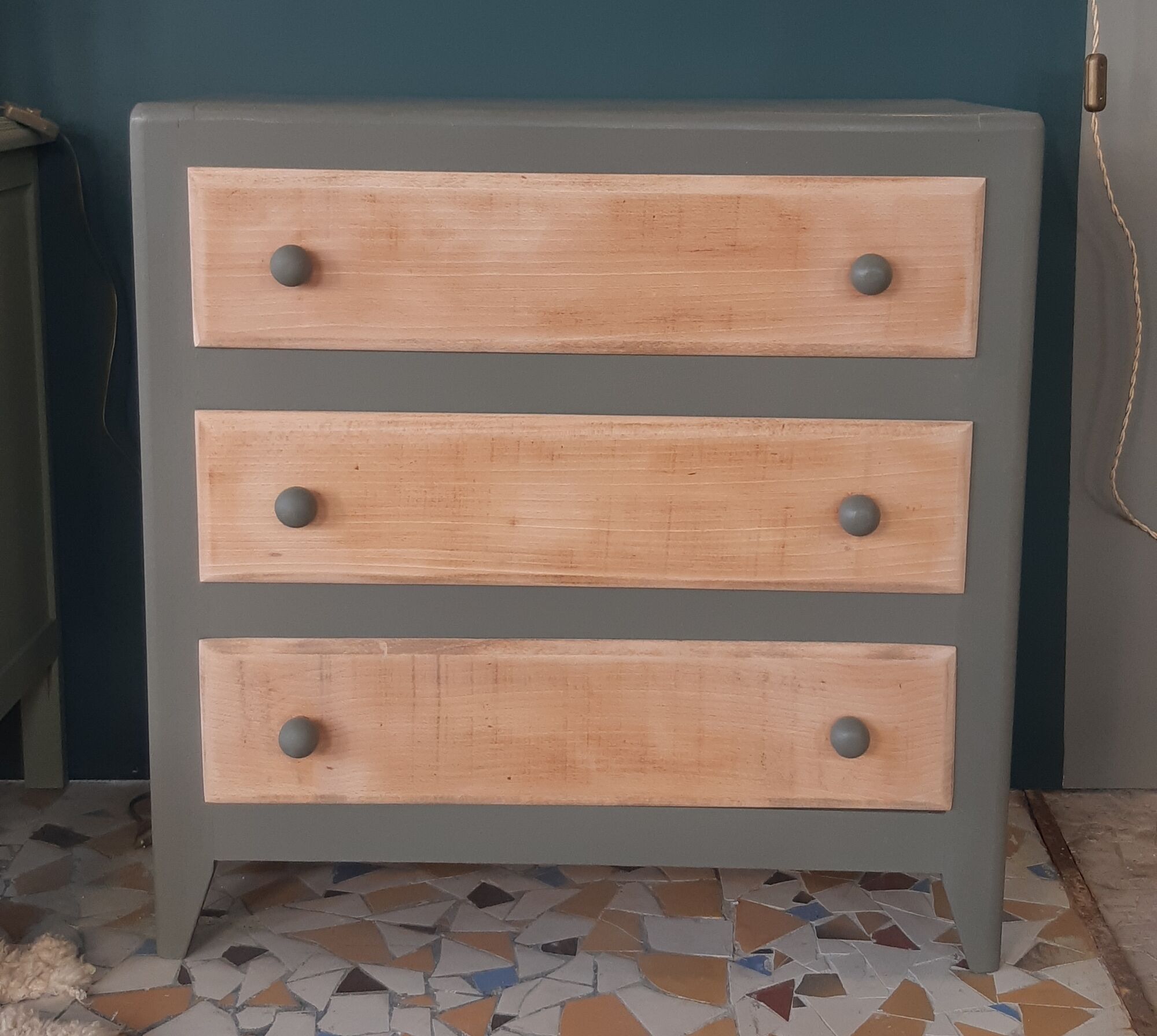 Vintage wood and khaki chest of drawers