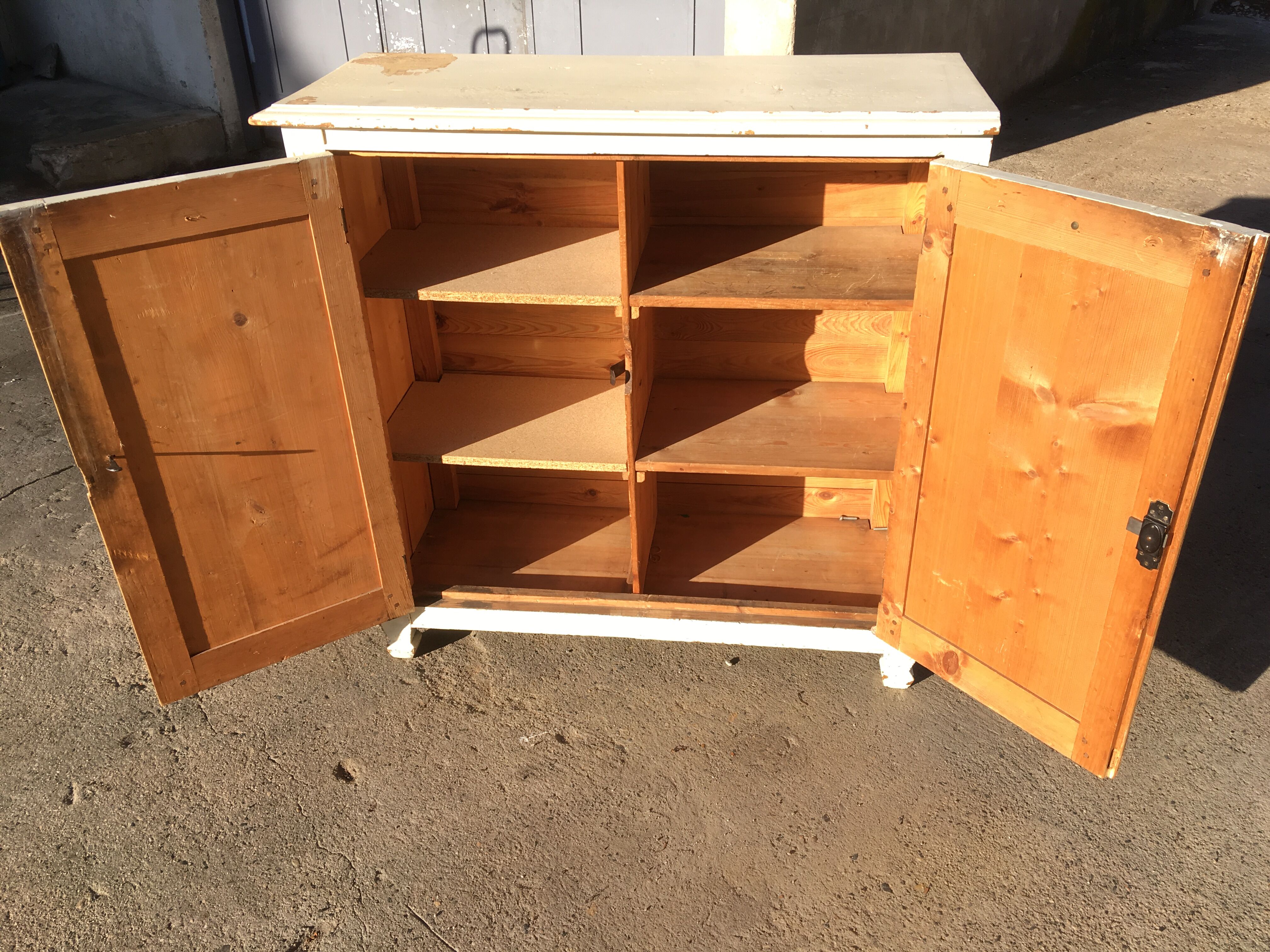 Parisian 2-door FIR buffet