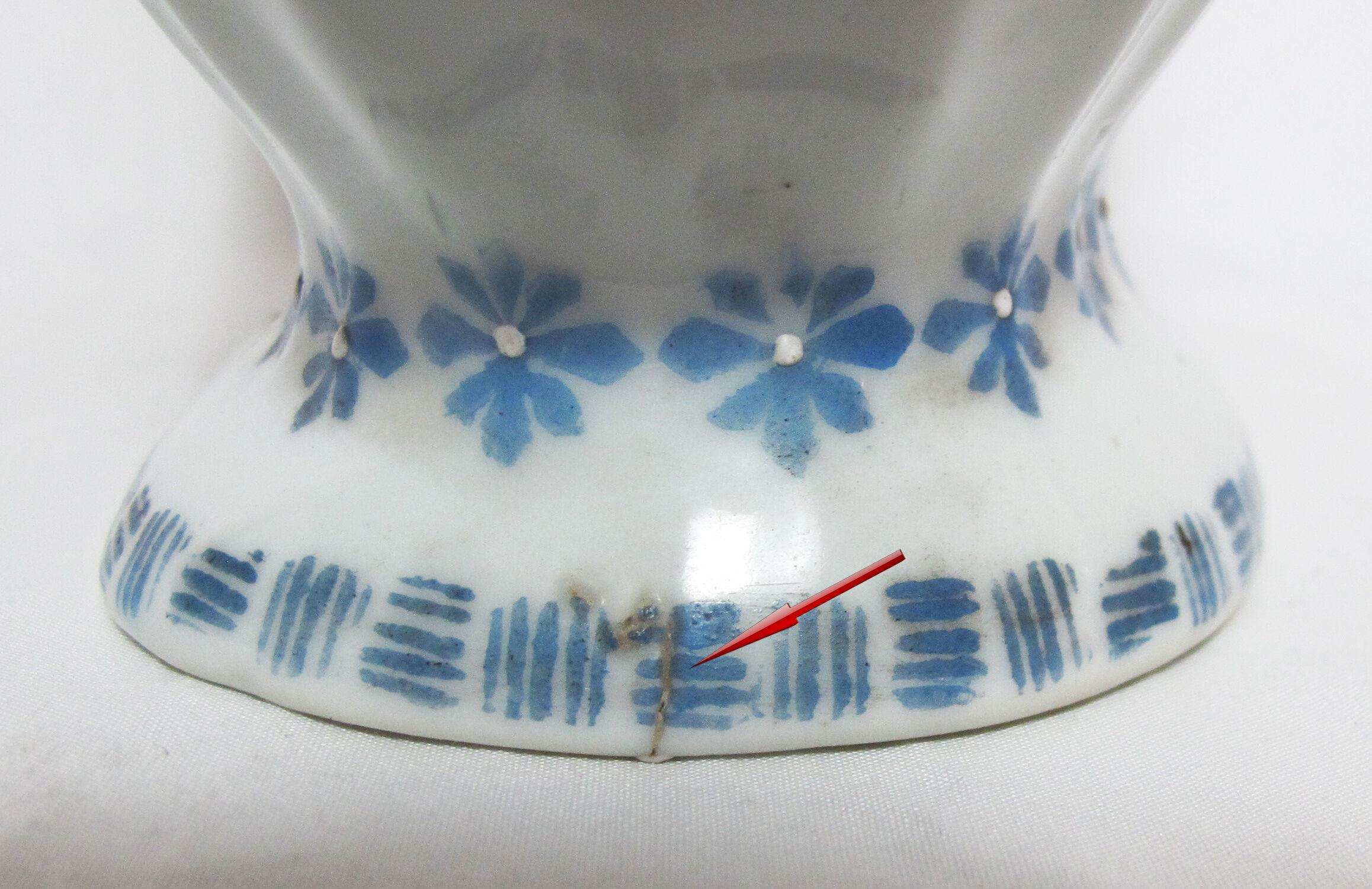 Gourd vase in Chinese or Japanese porcelain