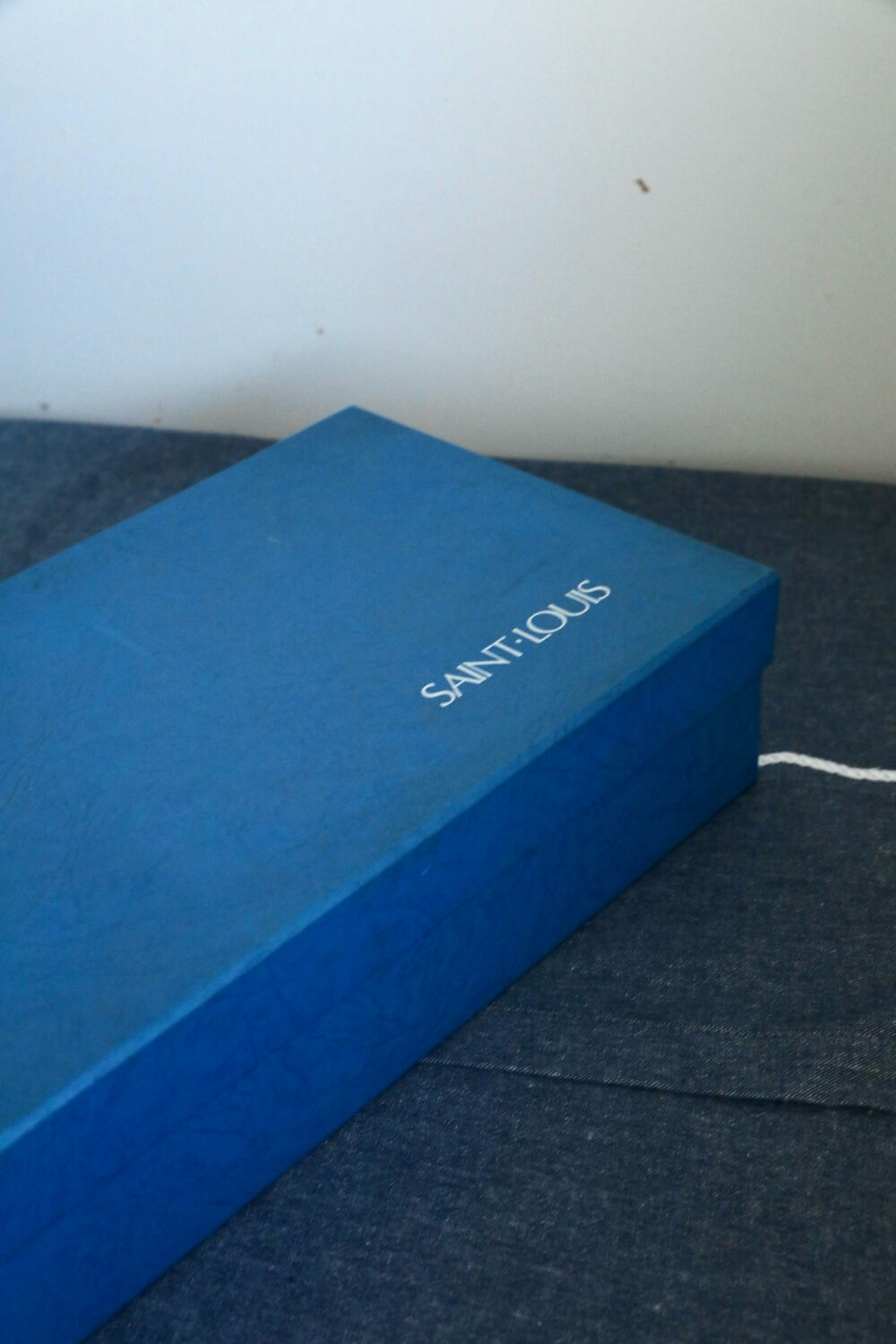 6 crystal champagne flutes from Saint-Louis and their box.