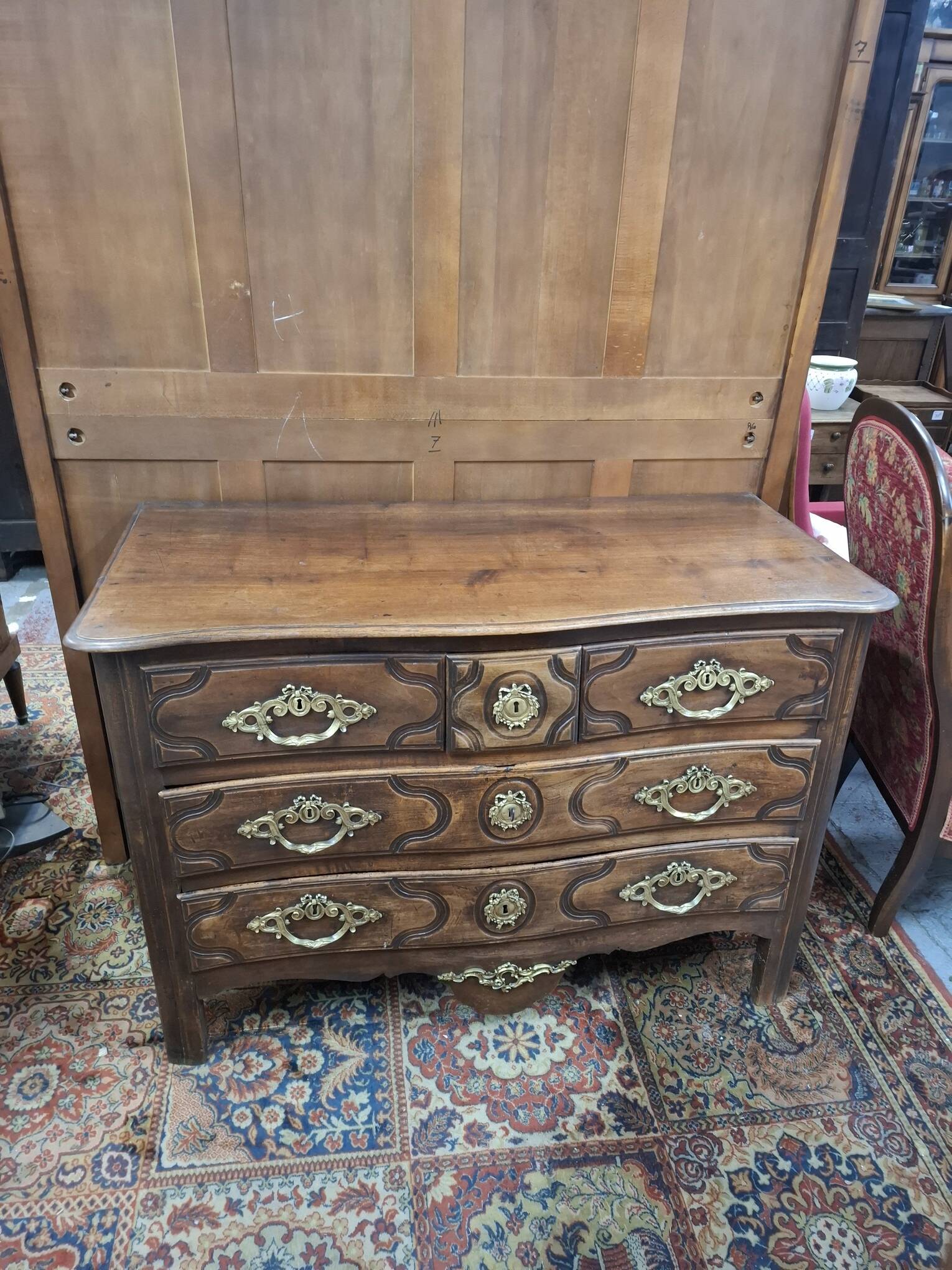 18th century chest of drawers in walnut flag
