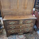 18th century chest of drawers in walnut flag
