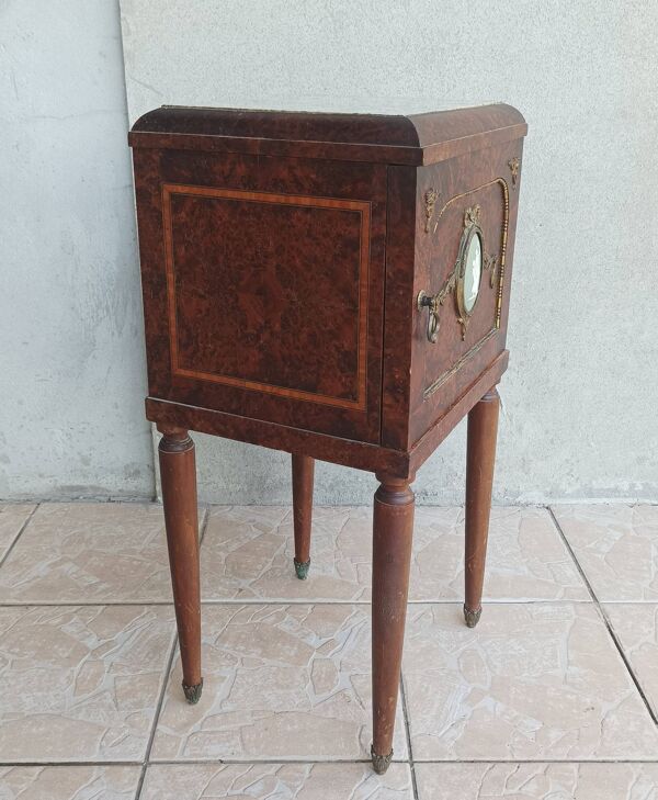 Table de chevet Louis XVI en loupe de thuya