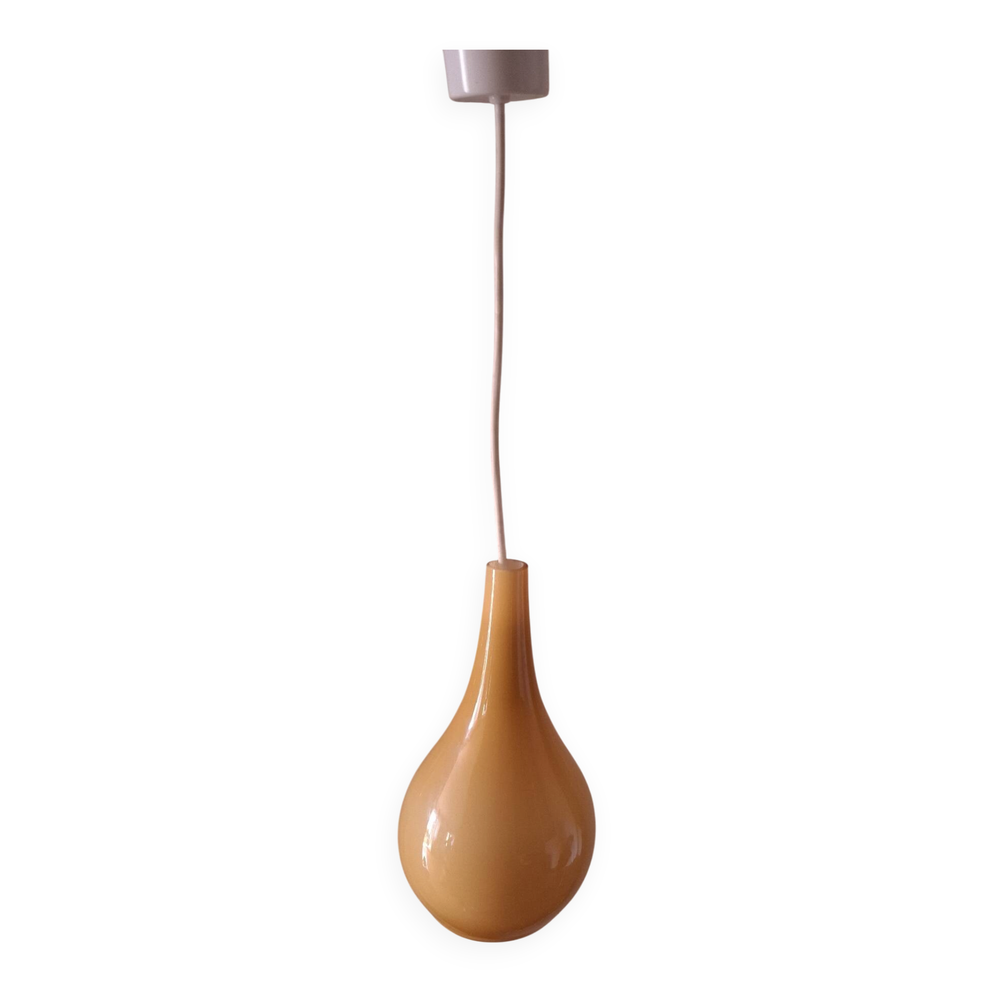 Suspension in opaline water droplet