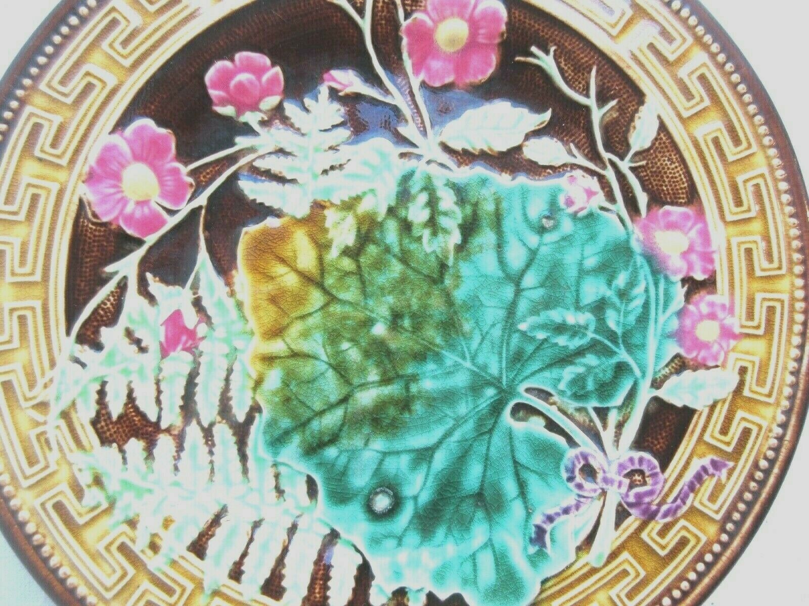 Slurry plate Choisy le Roi: Leaves and flowers bound by a ribbon