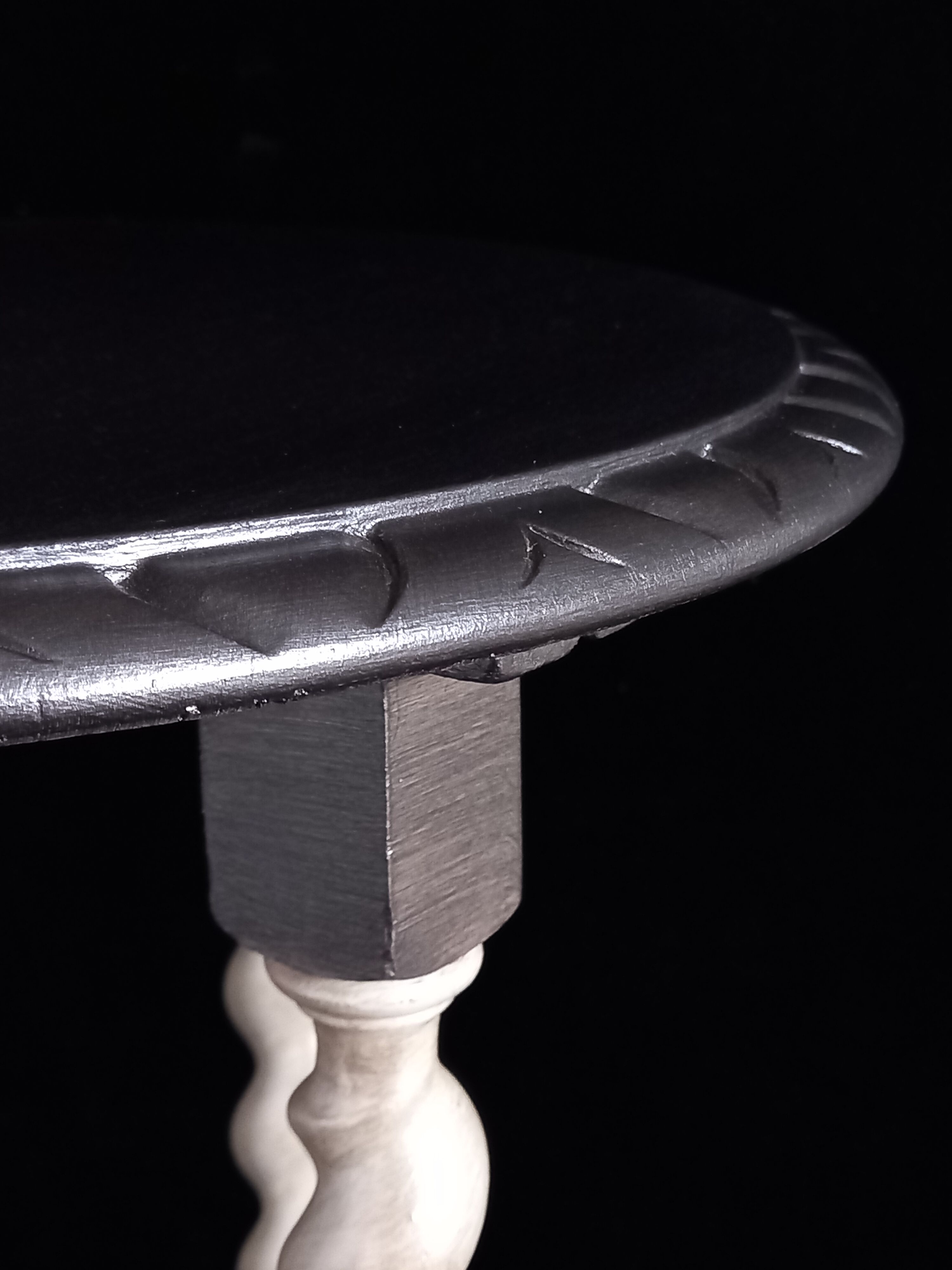 Pearly side table with twisted feet