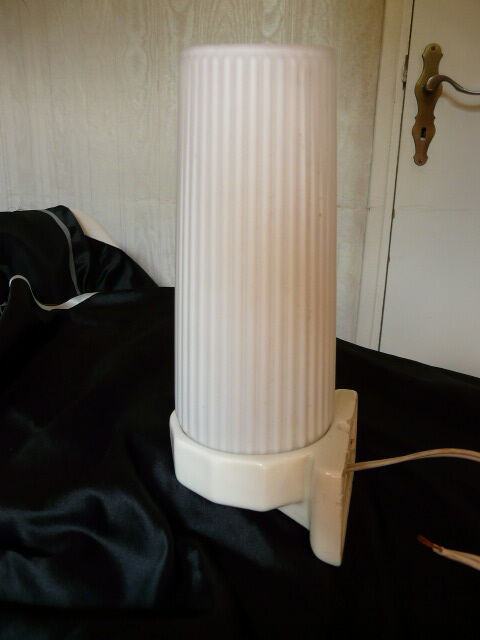 Porcelain and opaline art deco wall lamp