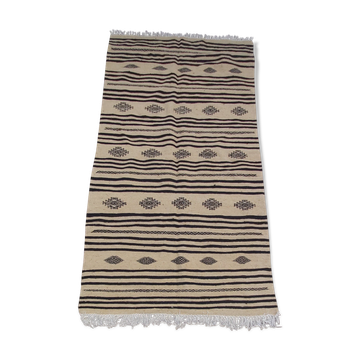 Tapis beige et noir traditionnel tissé à la main