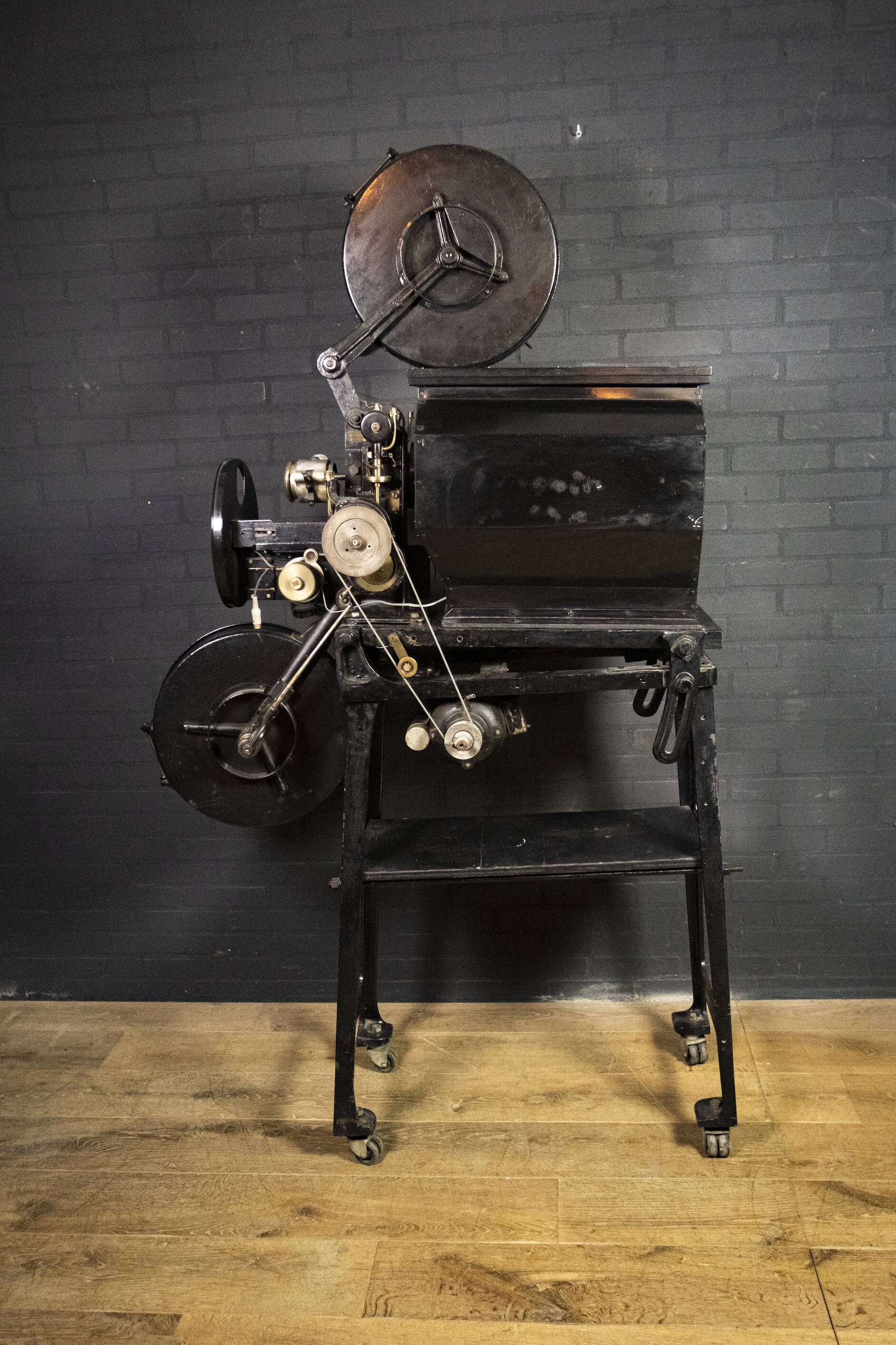 Antique cinema/theatre Film projector