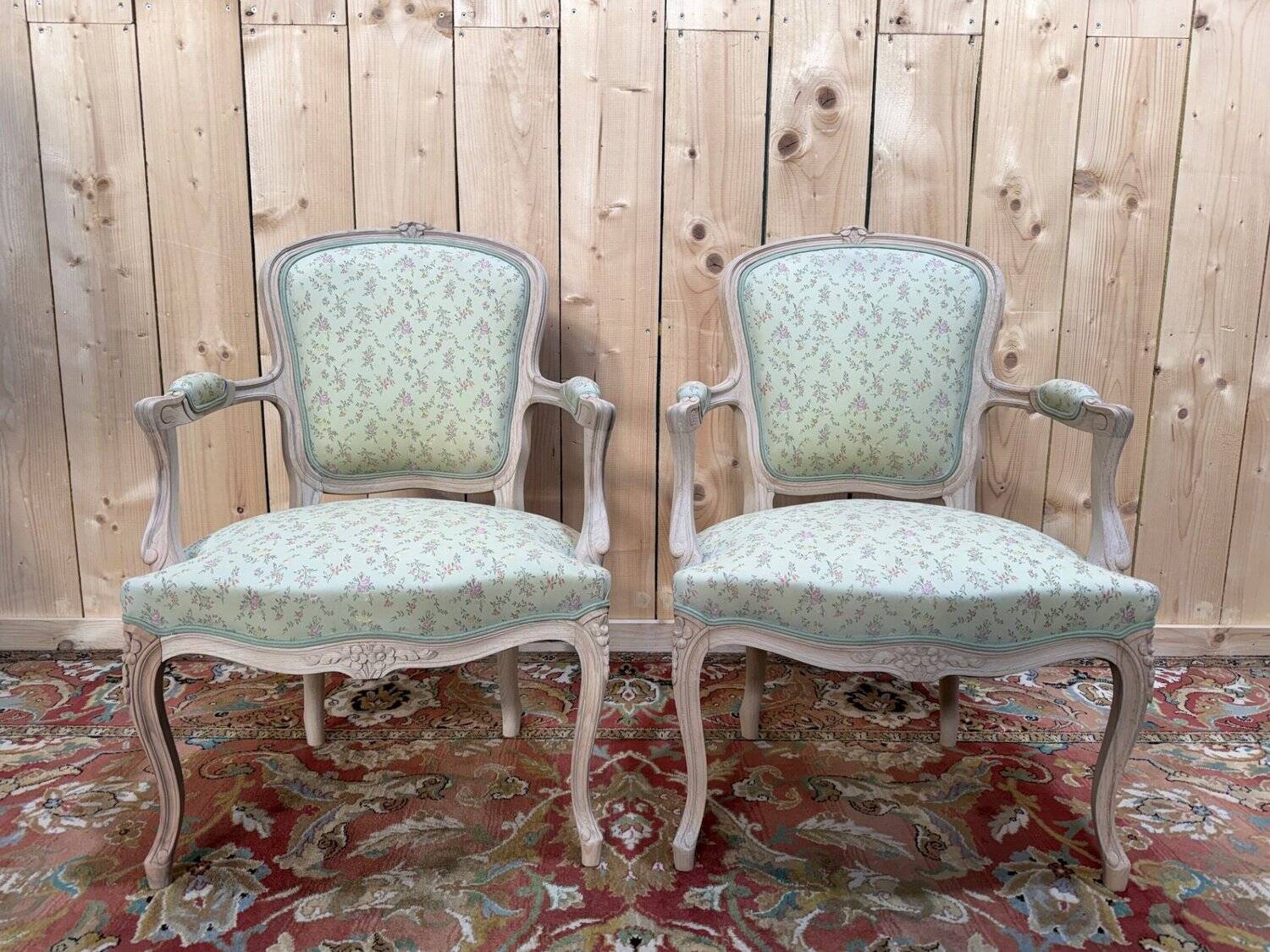 Paire de fauteuils cabriolets – Style Louis XV – Hêtre aérogommé – Tissu fl
