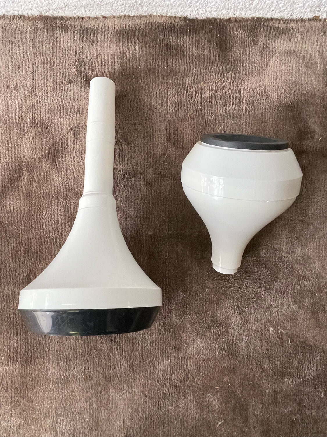 1970's italian ashtray in white plastic with its space age tulip foot