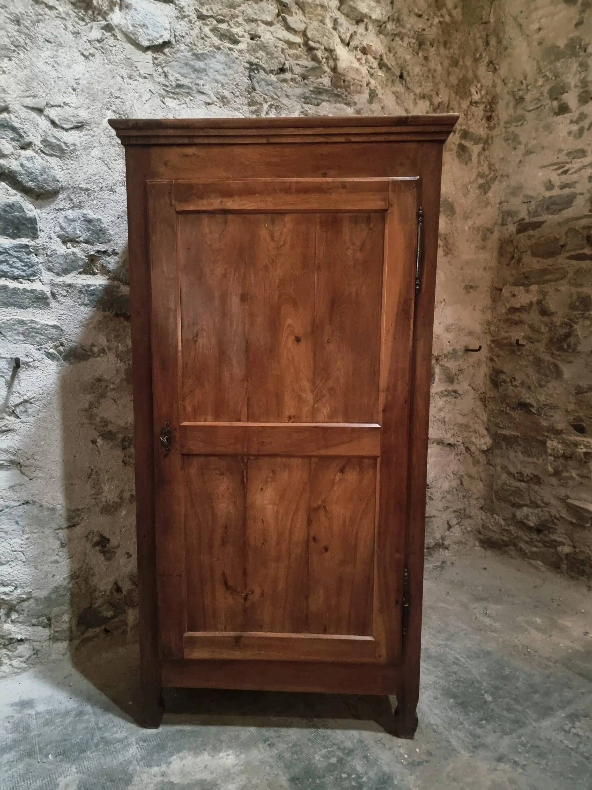 Armoire à linge, bonnetière ancienne en merisier français