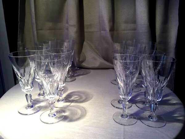 Suite de 16 flûtes à champagne en cristal Baccarat modèle Carcassonne