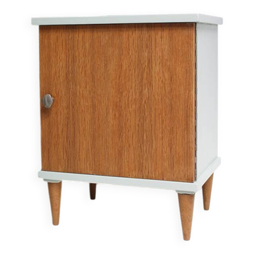 Bedside table with 1 door and 1 internal drawer.