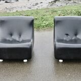 Paire de chauffeuses "space age". Simili-cuir noir. Circa 1970