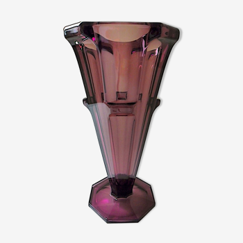 Vase art-déco de formes géométriques en cristal de Bohême de couleur mauve. Vers 1925.