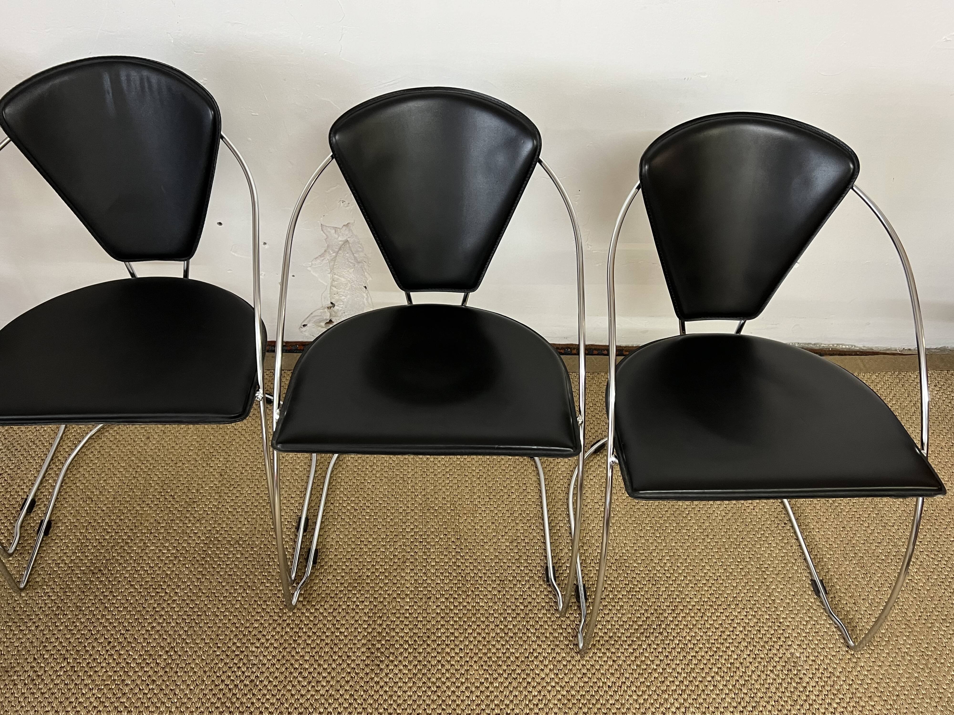 Lot 5 chairs black leather thread