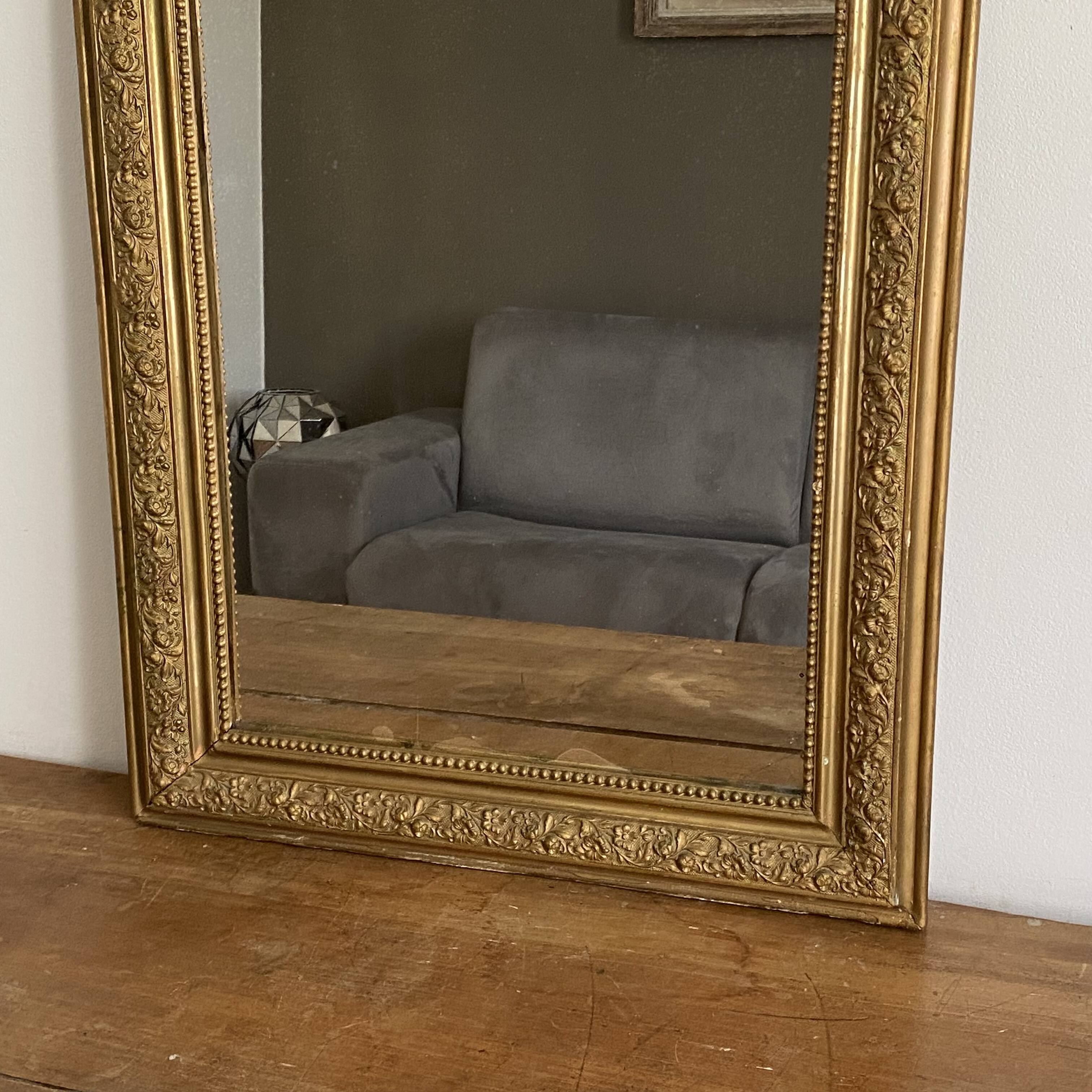 Miroir Louis Philippe fin 19ème. Doré. 75x56.