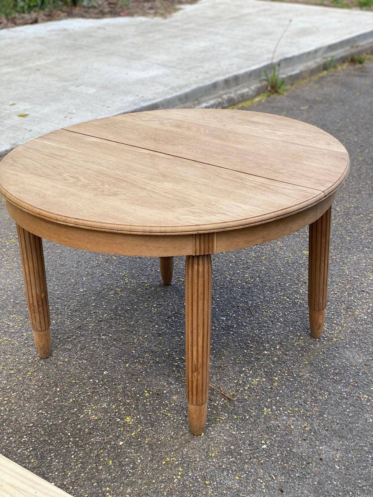 Renovated round Art Deco dining table, extendable, made of solid oak, 213cm.