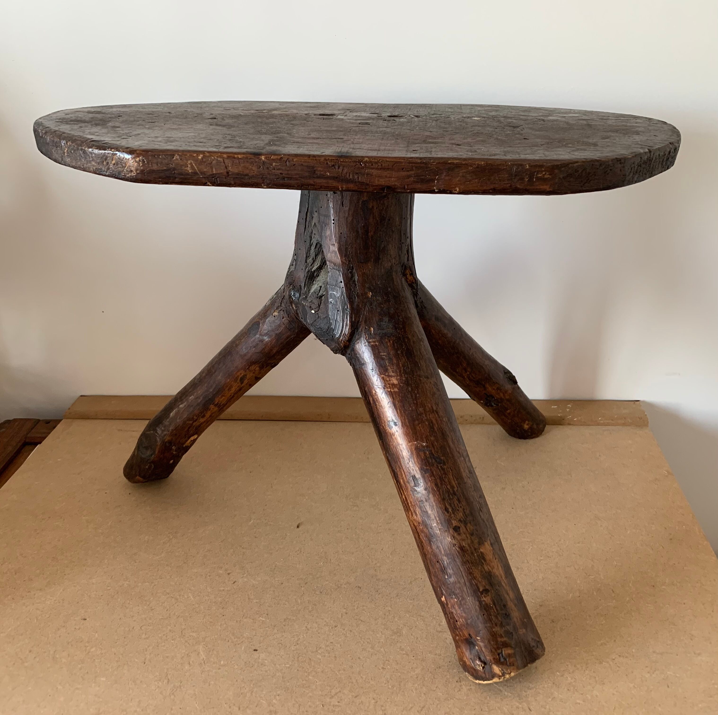 Table basse branche brutaliste