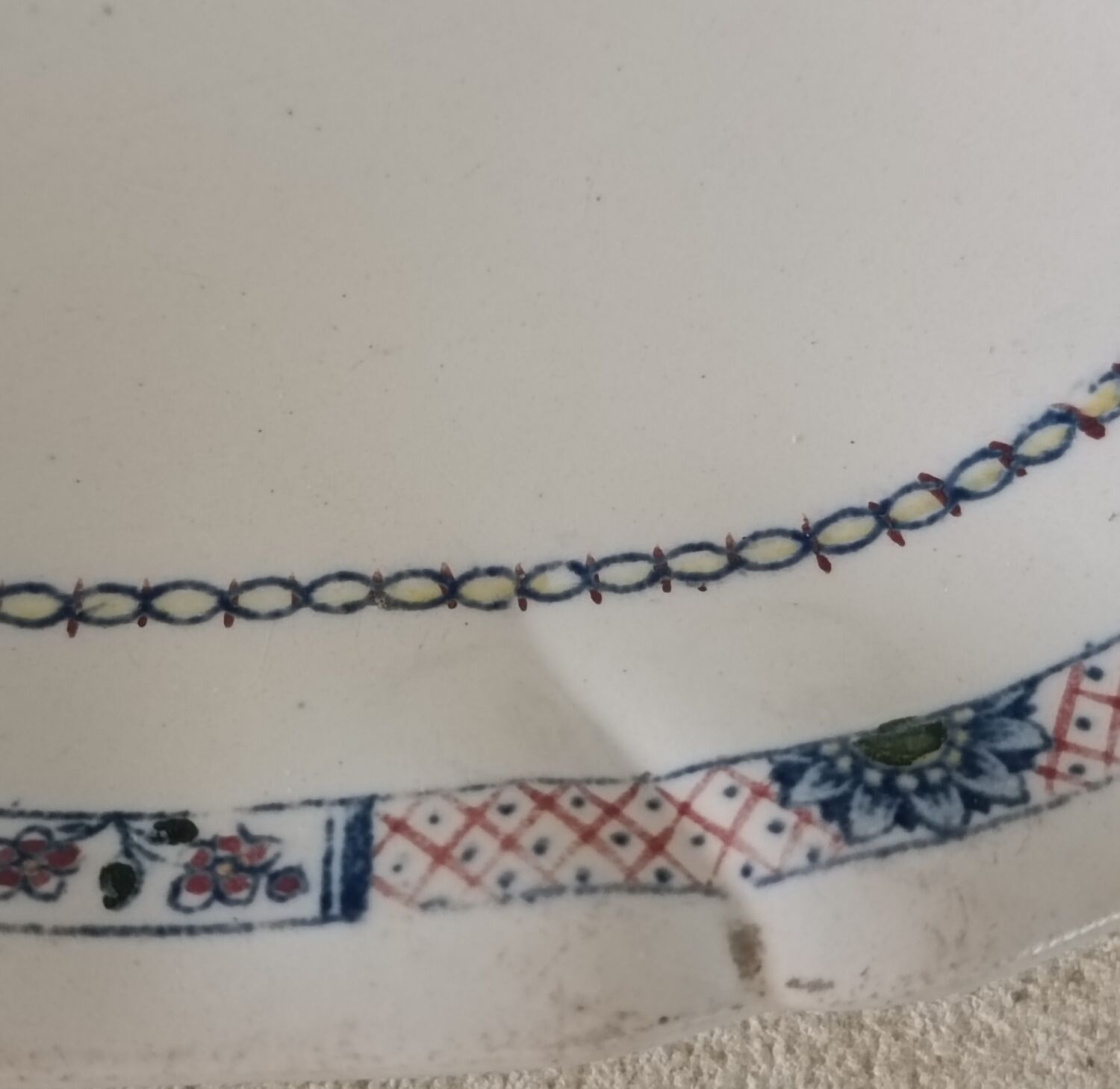 Round and ravier dish assorted in Gien earthenware