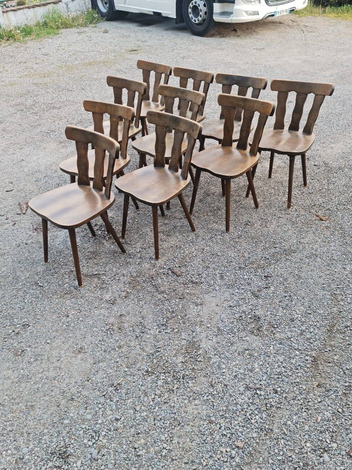 Serie de 10 chaises bistrot vintage en bois massif