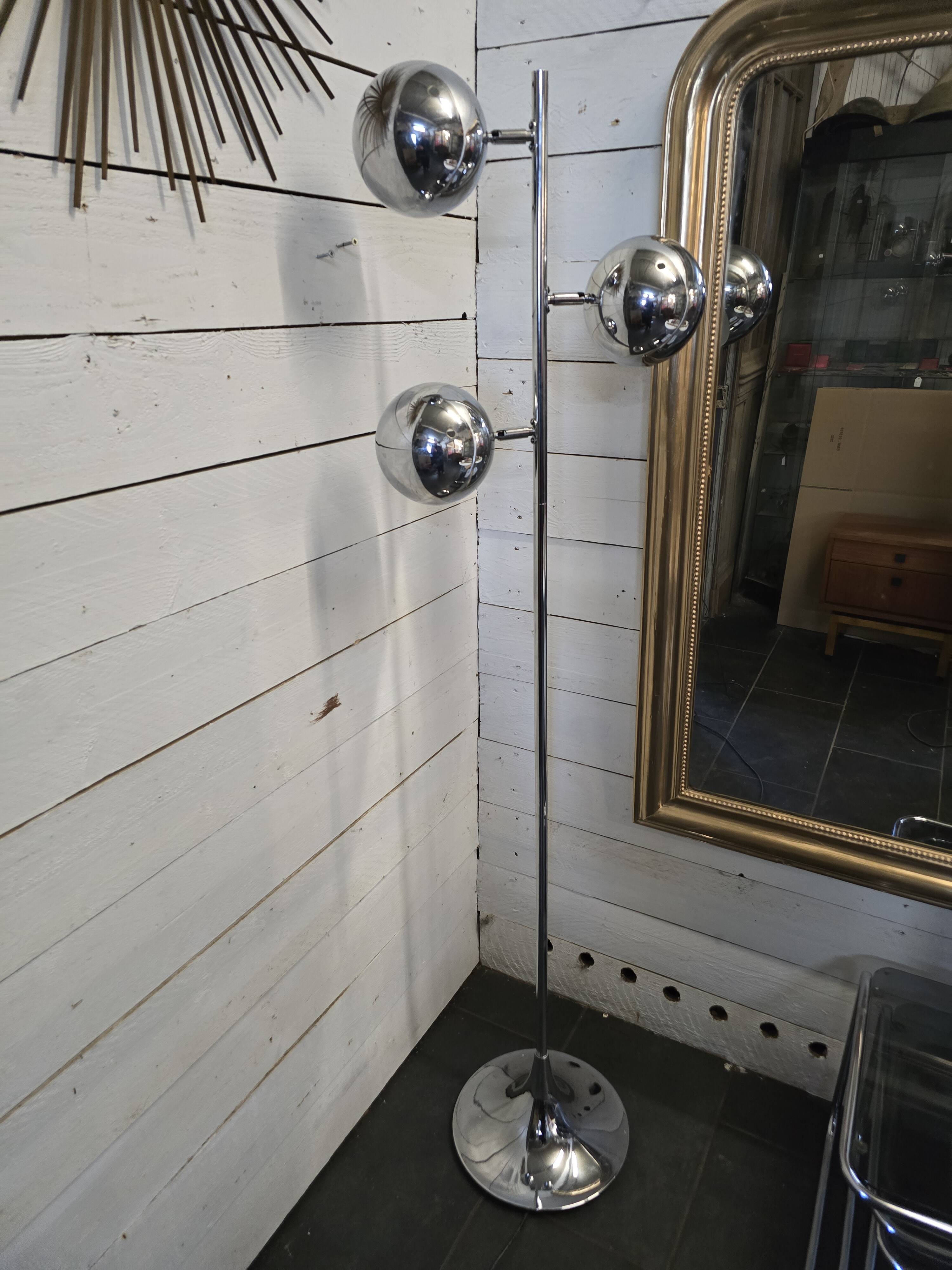 Vintage eyeball floor lamp with tulip base in chromed metal