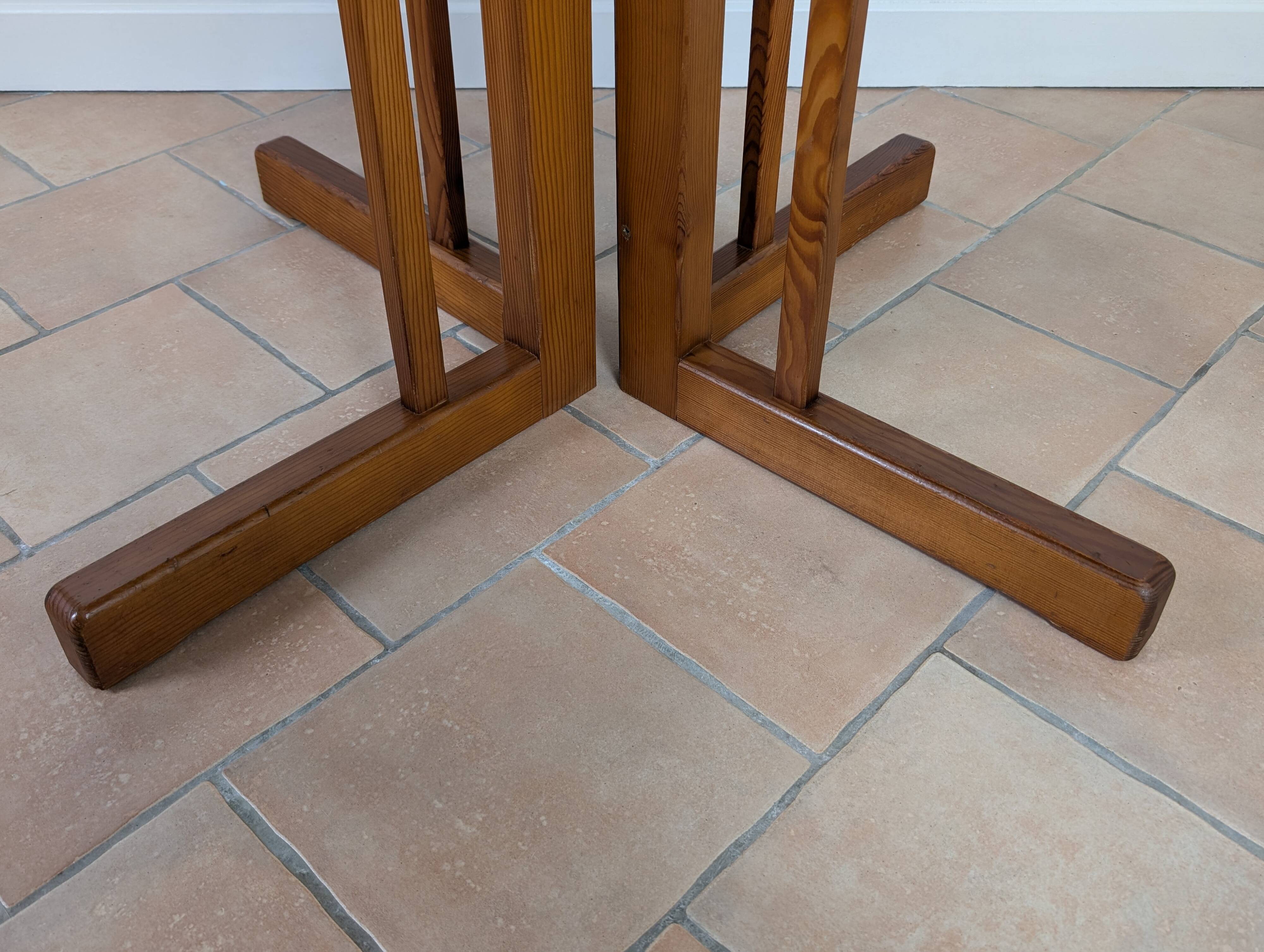 Extendable round table