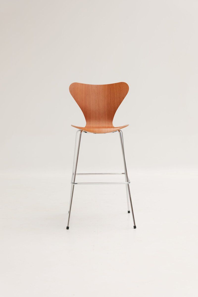 Bar stool Series 7 3187 in wood by Arne Jacobsen for Fritz Hansen