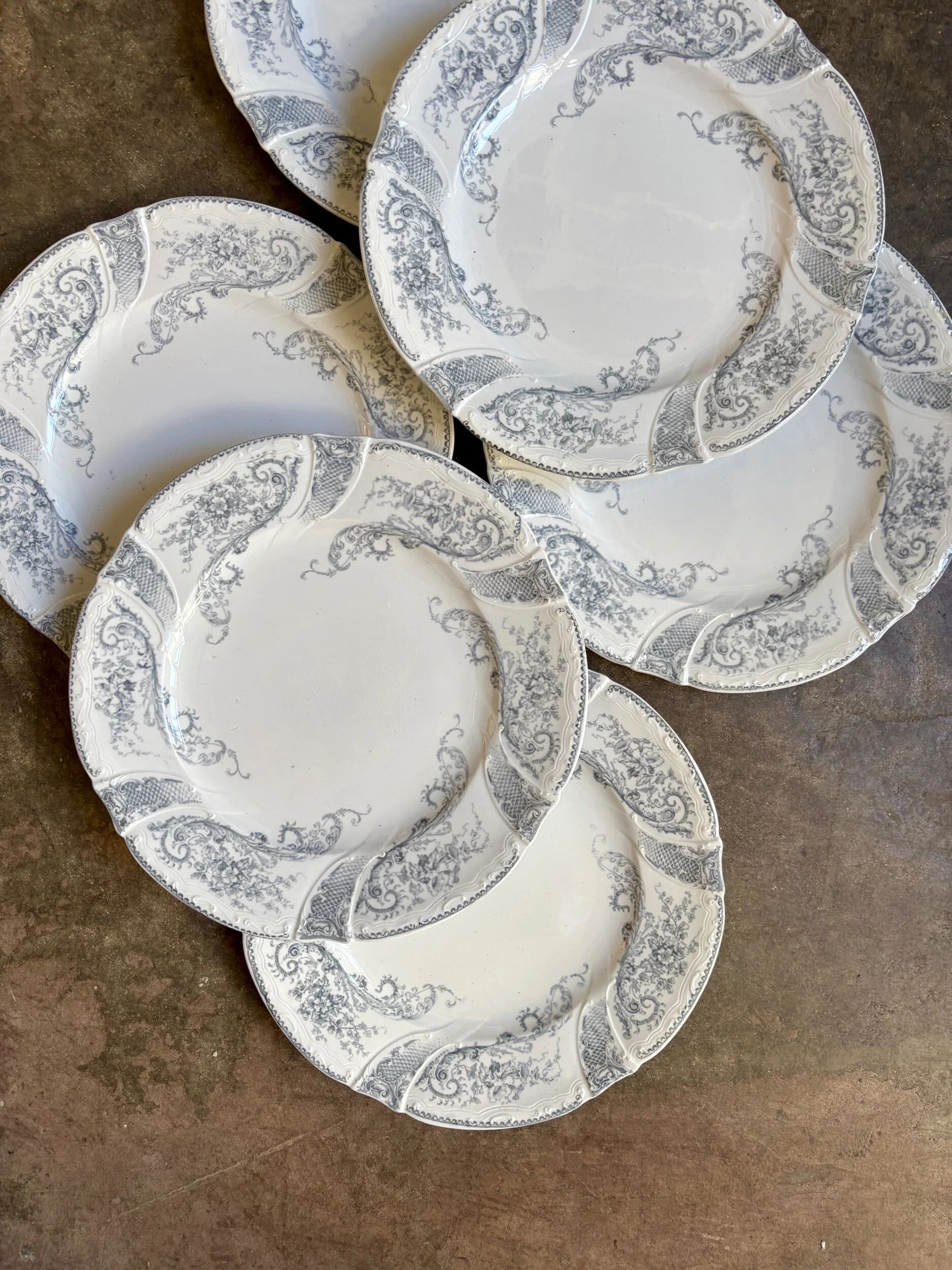 6 flat plates Longwy in white and grey ironstone, "Saint Cloud" service.
