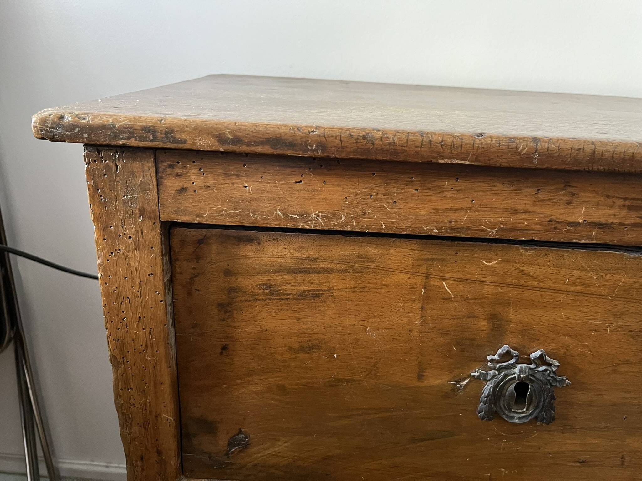 Table de chevet en bois massif d’origine fin du XVIIIe siècle (1780-1800)