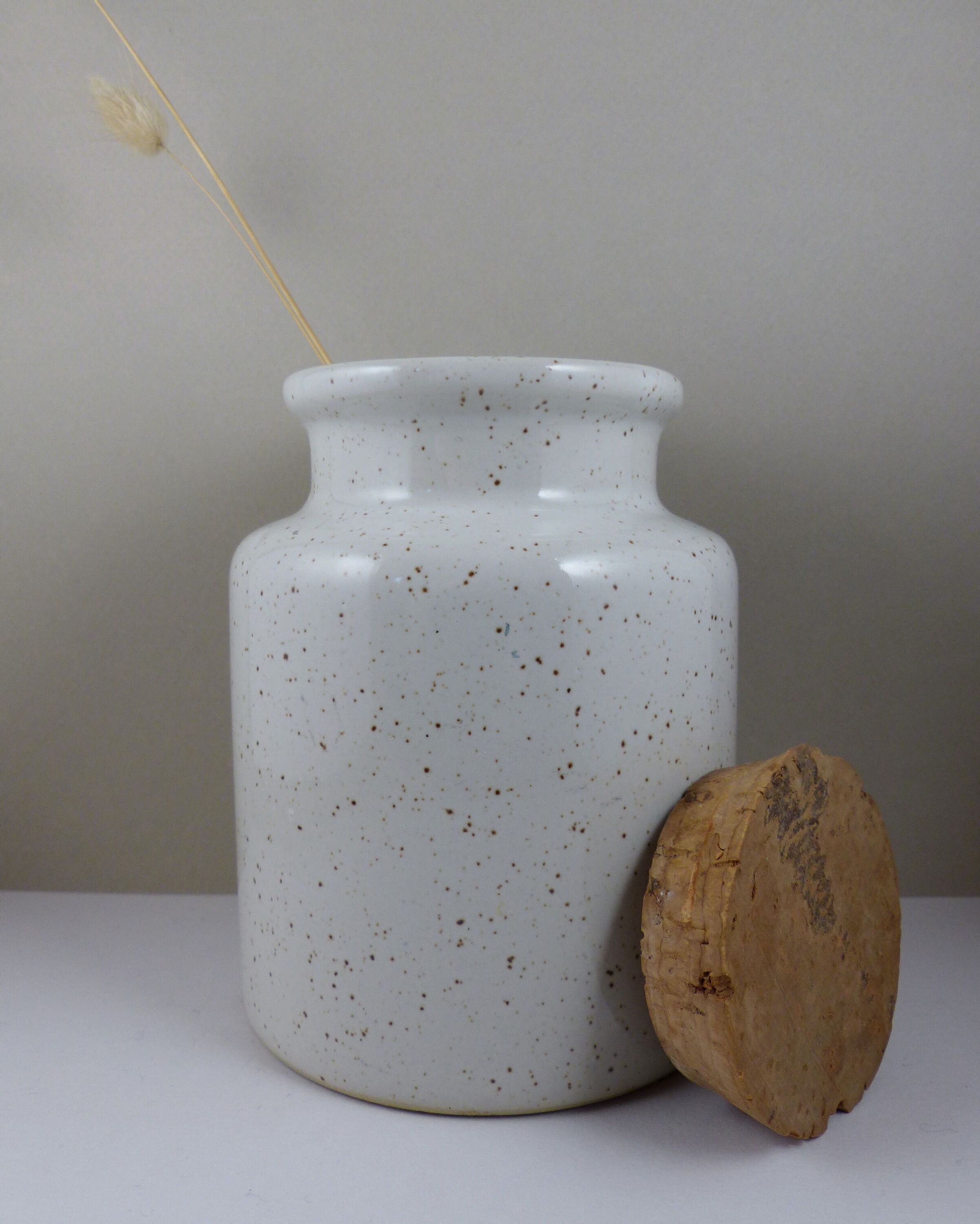 Speckled sandstone pot