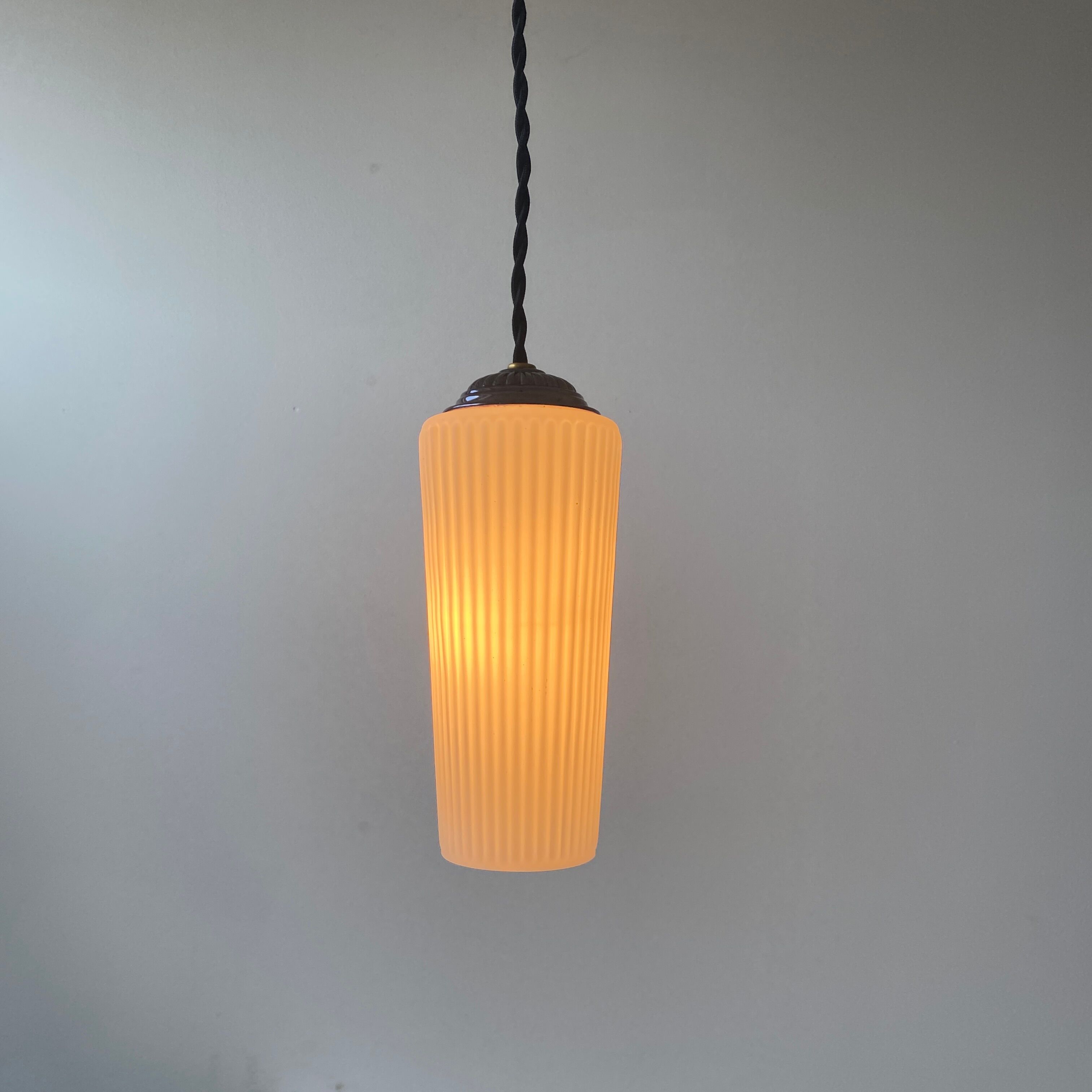 Paire d’anciennes suspensions coniques en opaline vintage