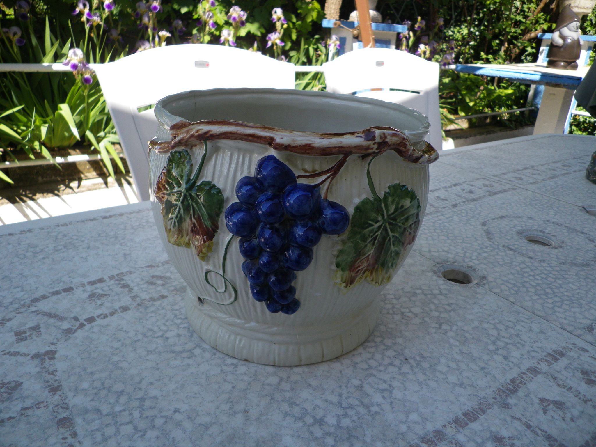 Pot de fleurs en céramique aux décors en barbotine
