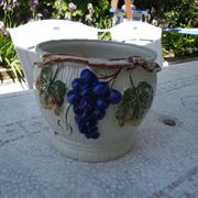 Pot de fleurs en céramique aux décors en barbotine