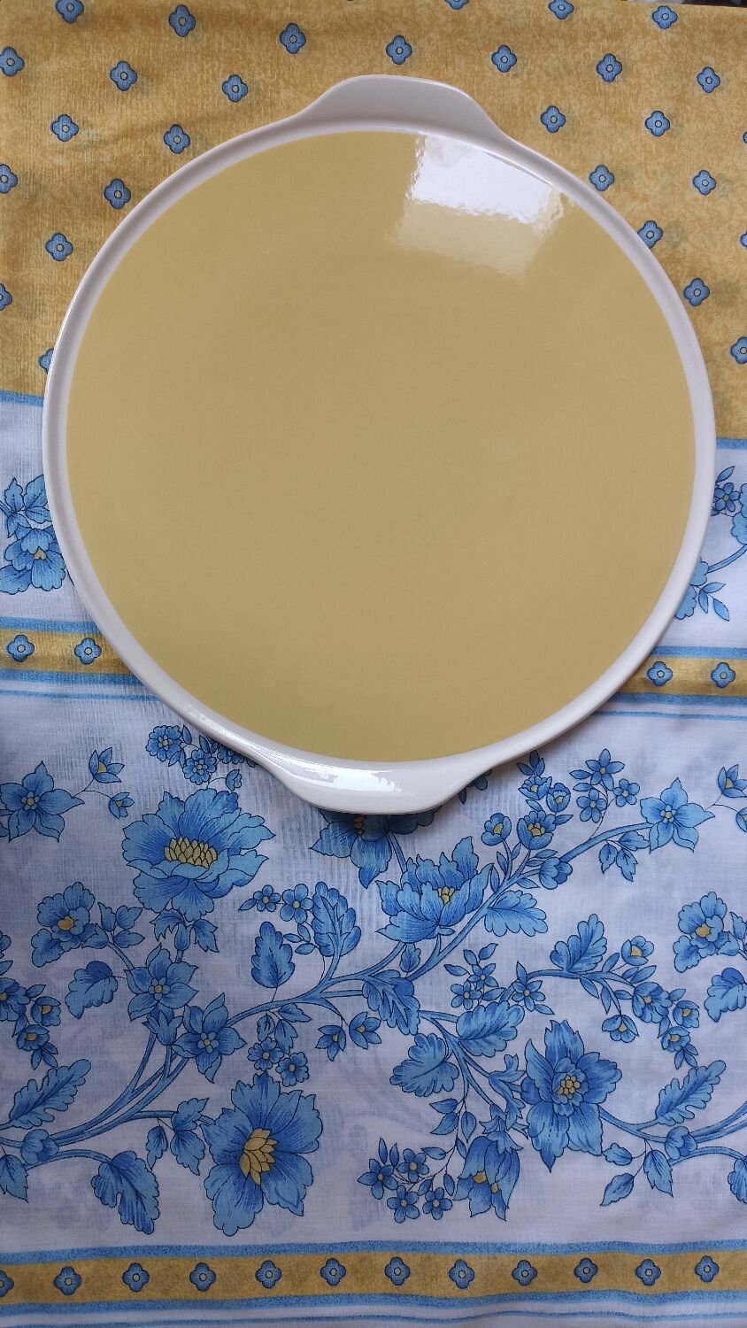 Villeroy and Boch yellow and white cake dish