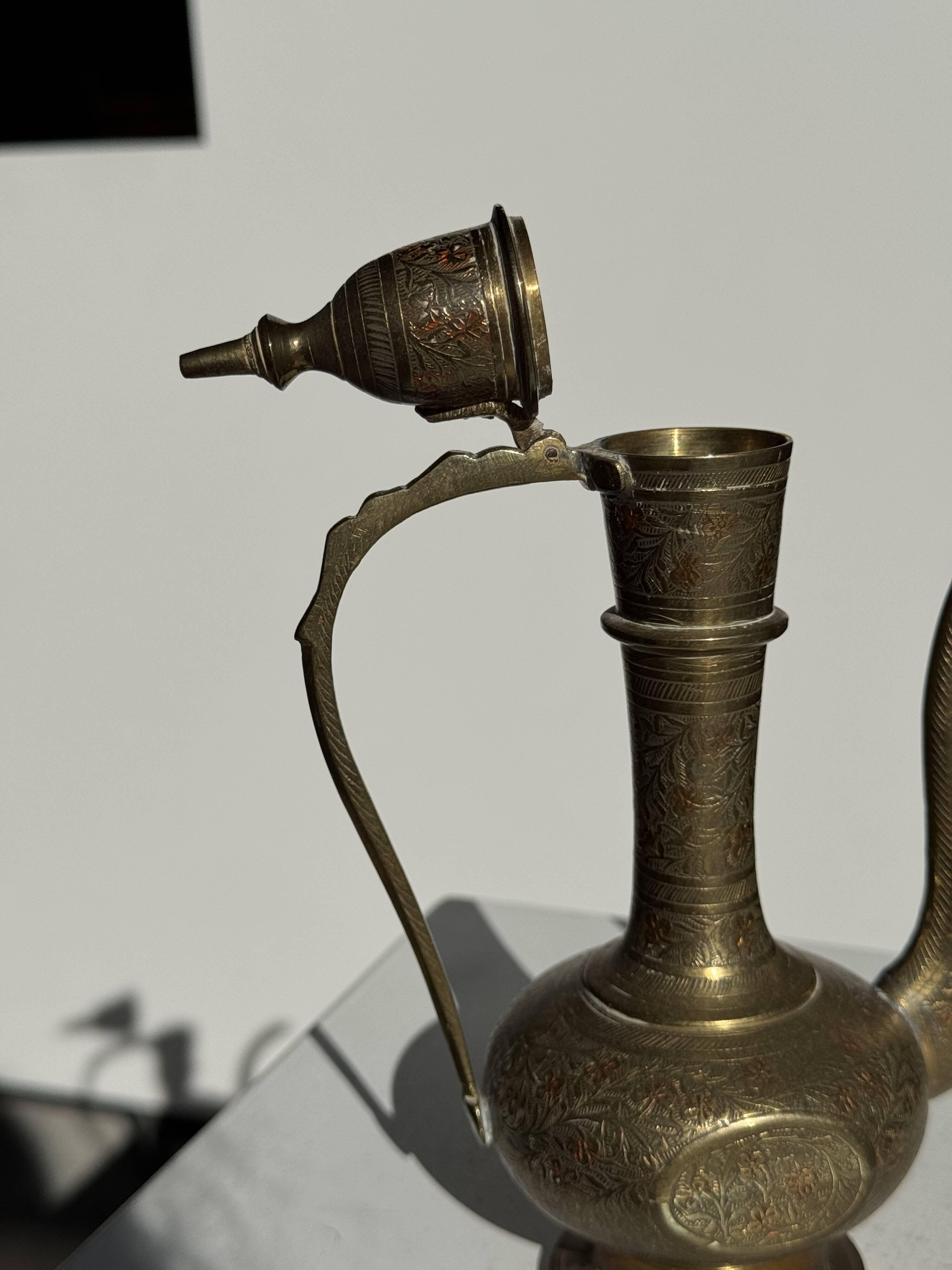 Verseuse gravée orientale en laiton doré H22