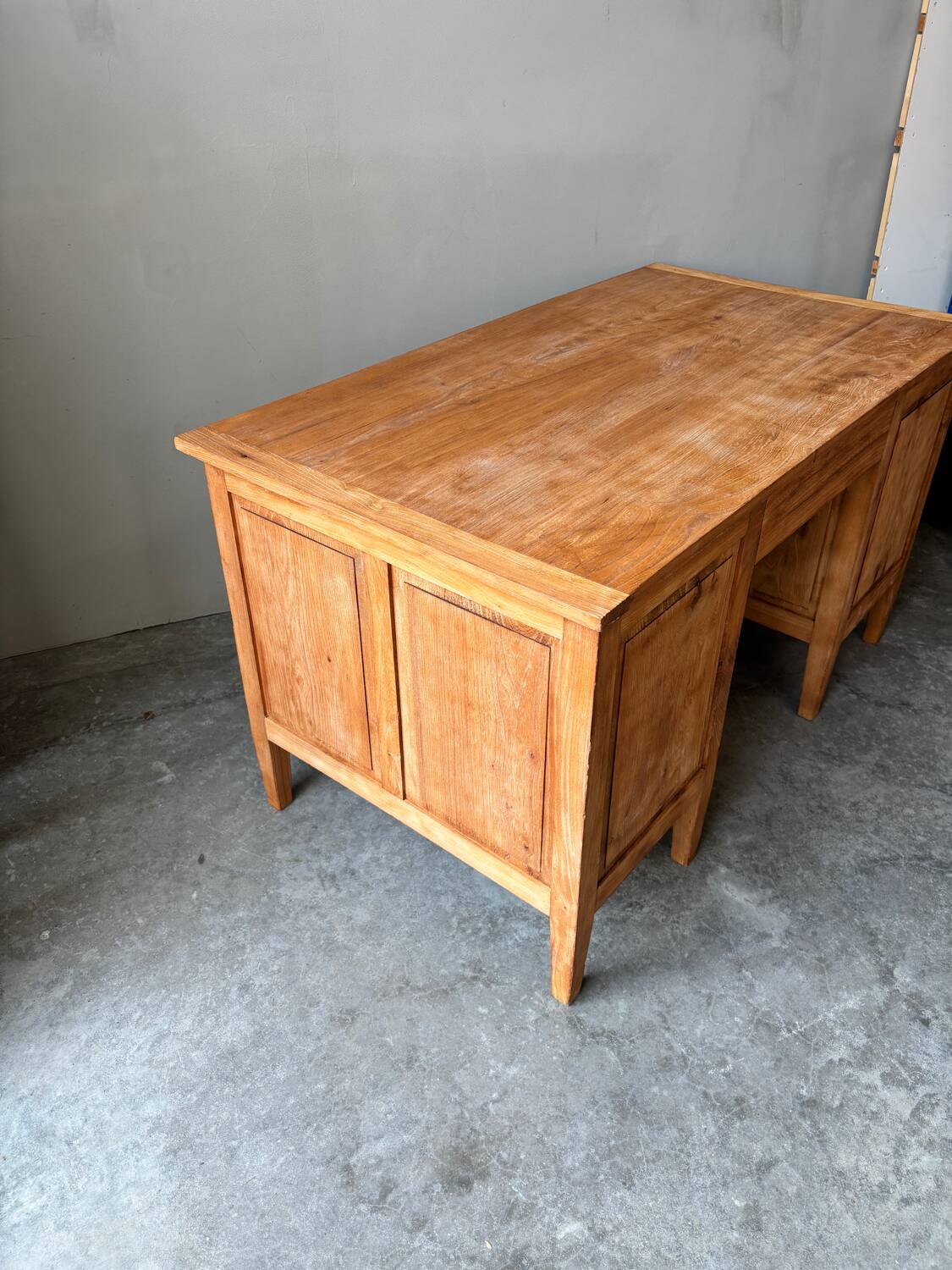 Bureau ancien en chêne massif brut, aérogommé et ciré