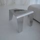Table d'appoint en aluminium brossé sculptural, design contemporain minimaliste