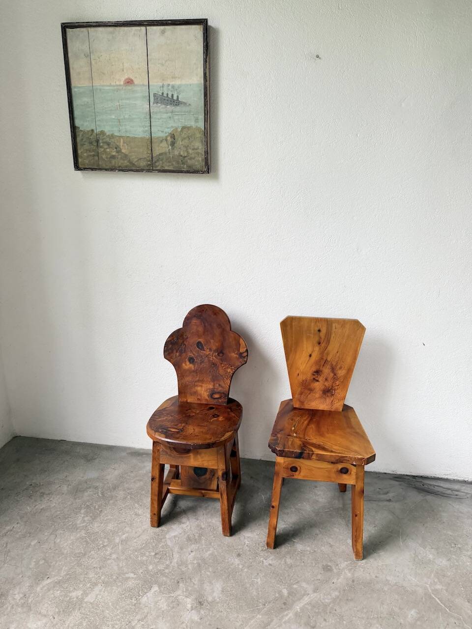 Paire de chaises brutalistes savoyardes en pin