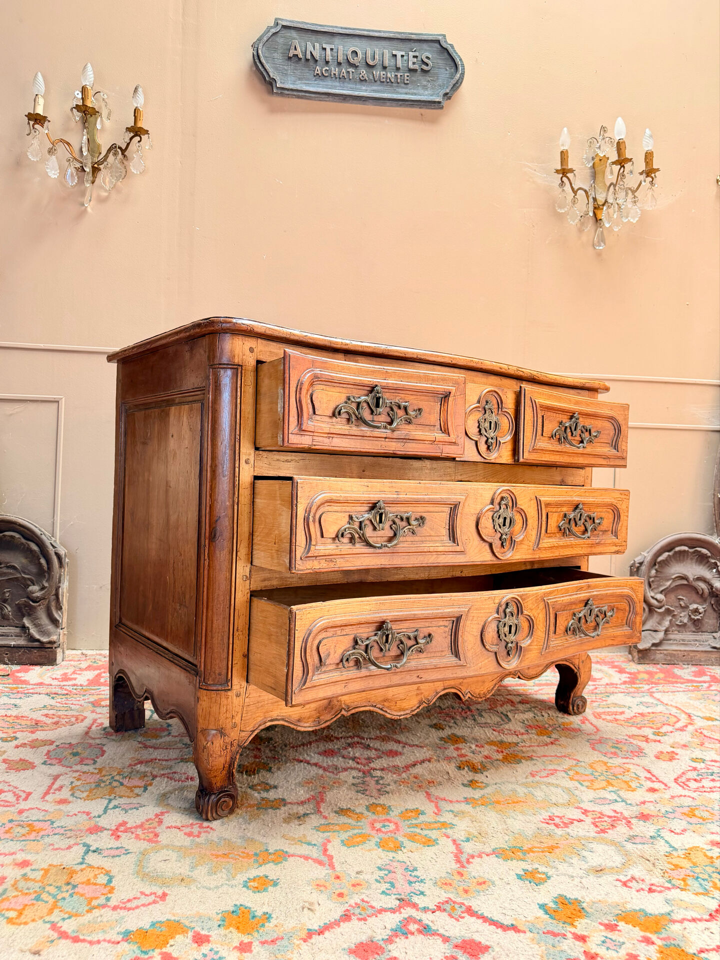 CURVED COMMODE IN WALNUT, PROVINCIAL WORK FROM THE LOUIS XV XVIII PERIOD