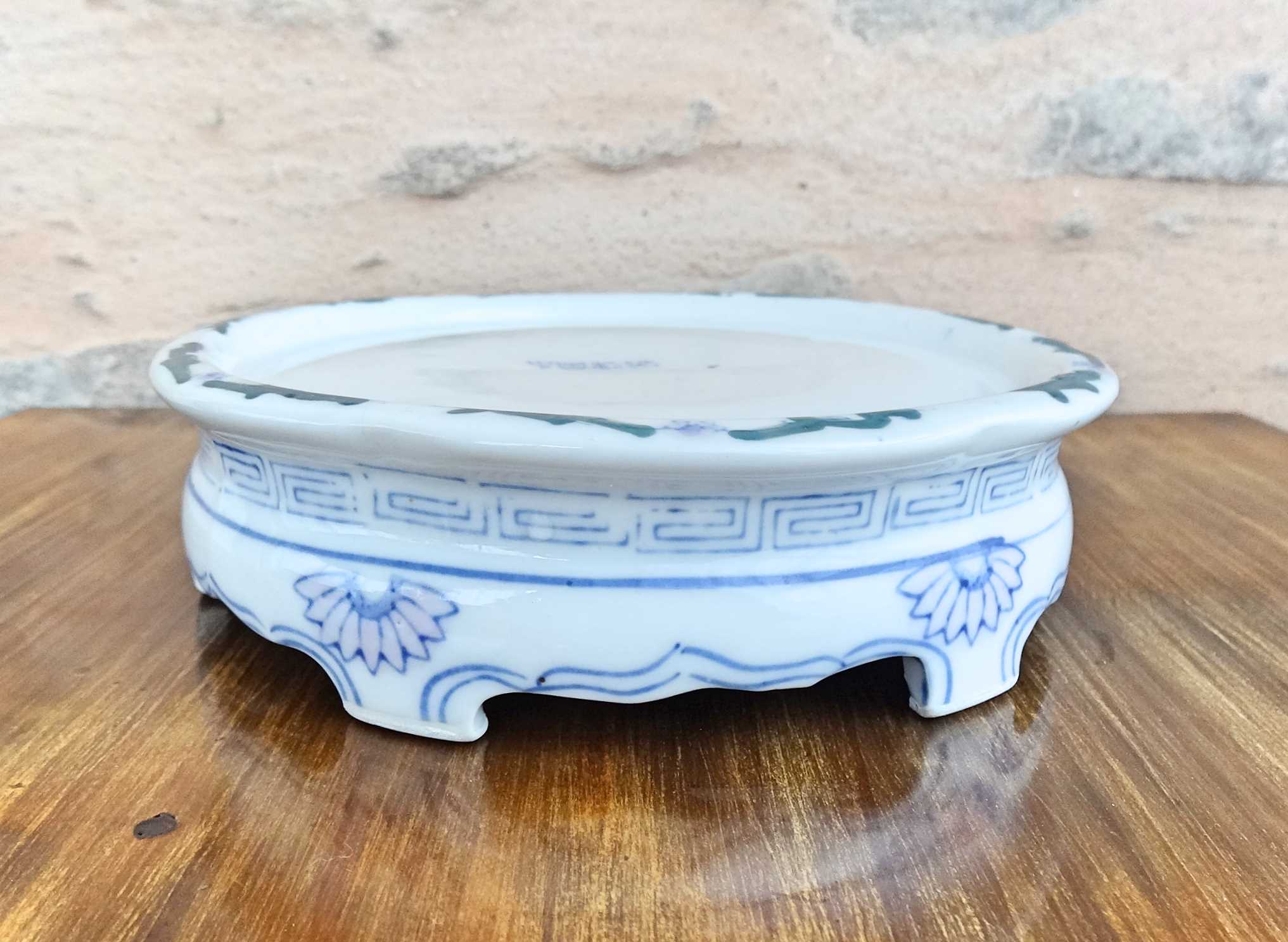 Chinese porcelain pot cover with its base