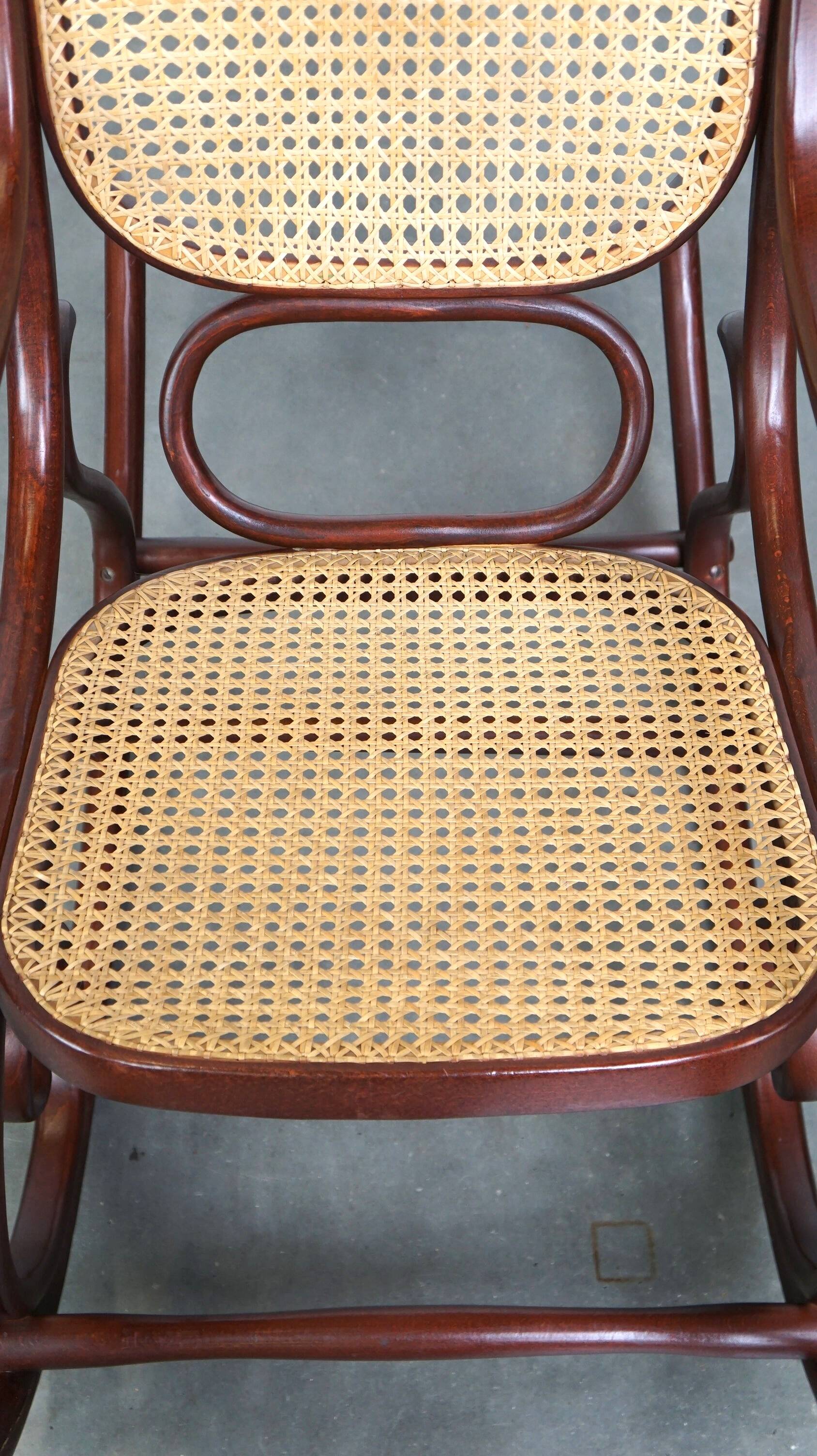 Superbe fauteuil à bascule vintage en bois courbé