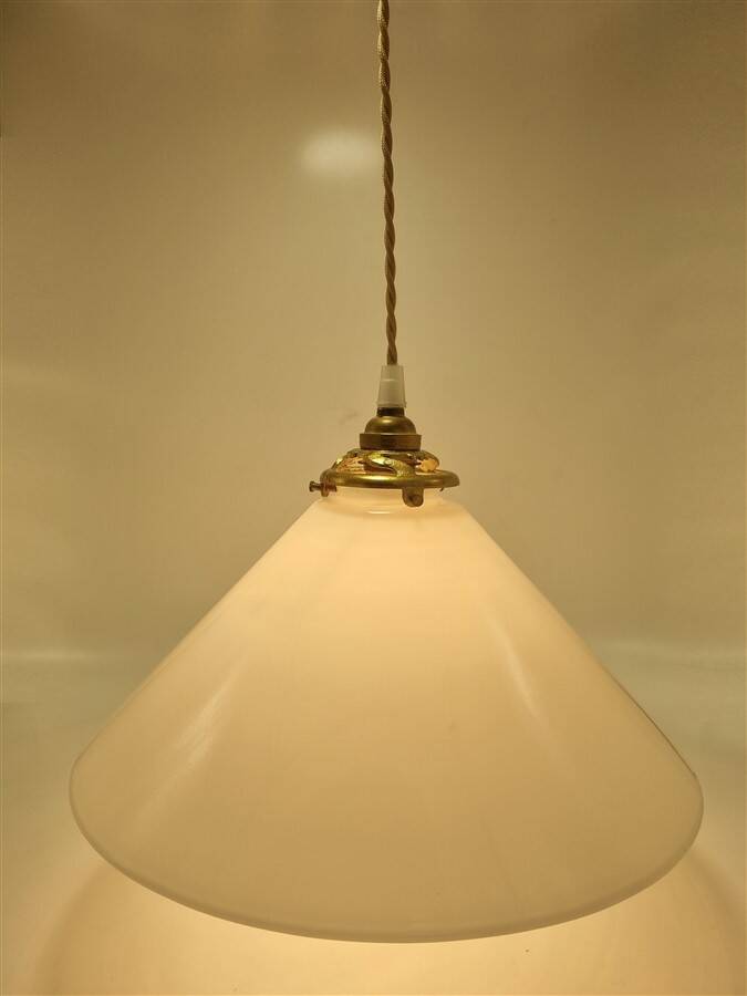 Conical suspension in white opaline