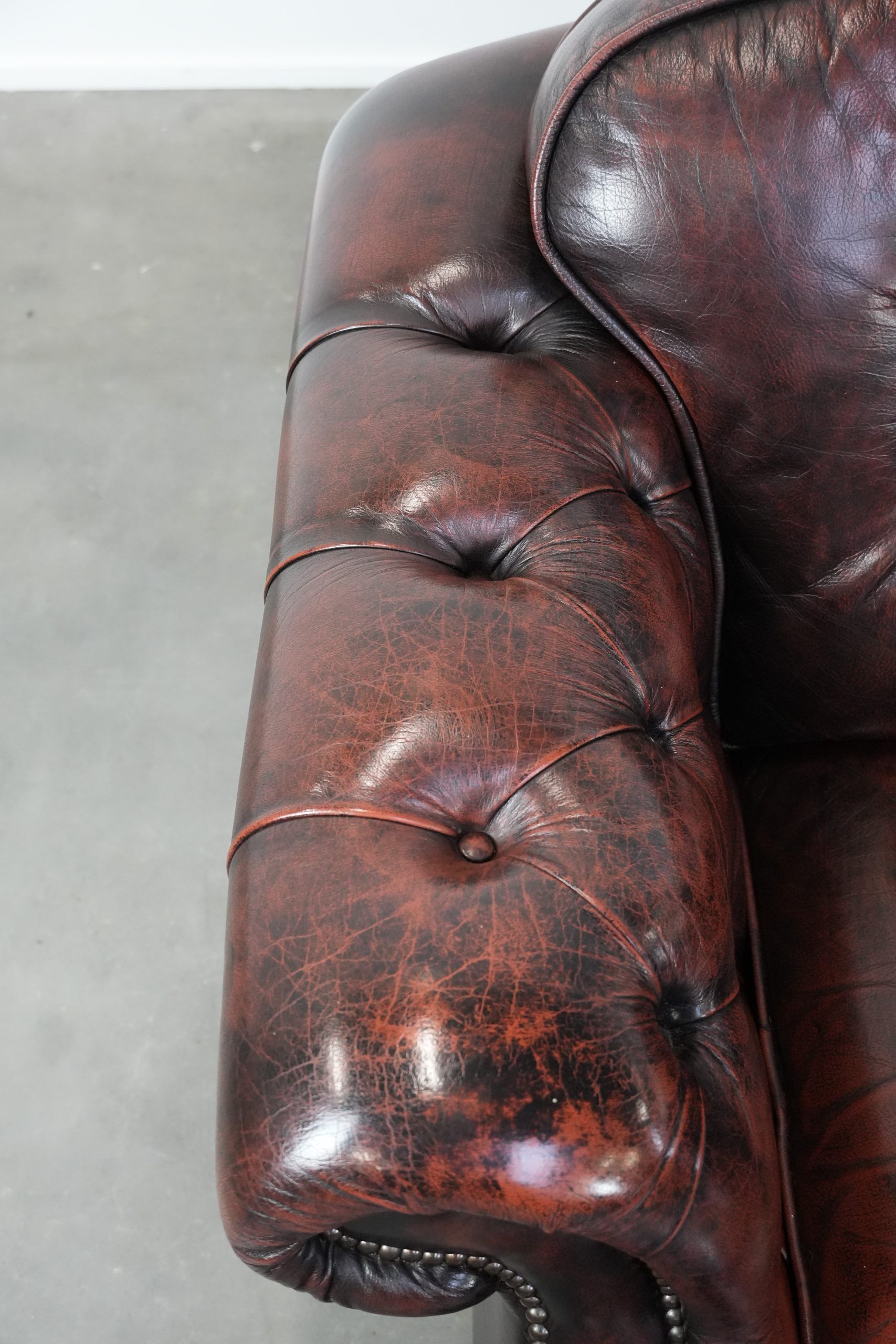Set of two marbled cowhide leather Chesterfield armchairs in English style